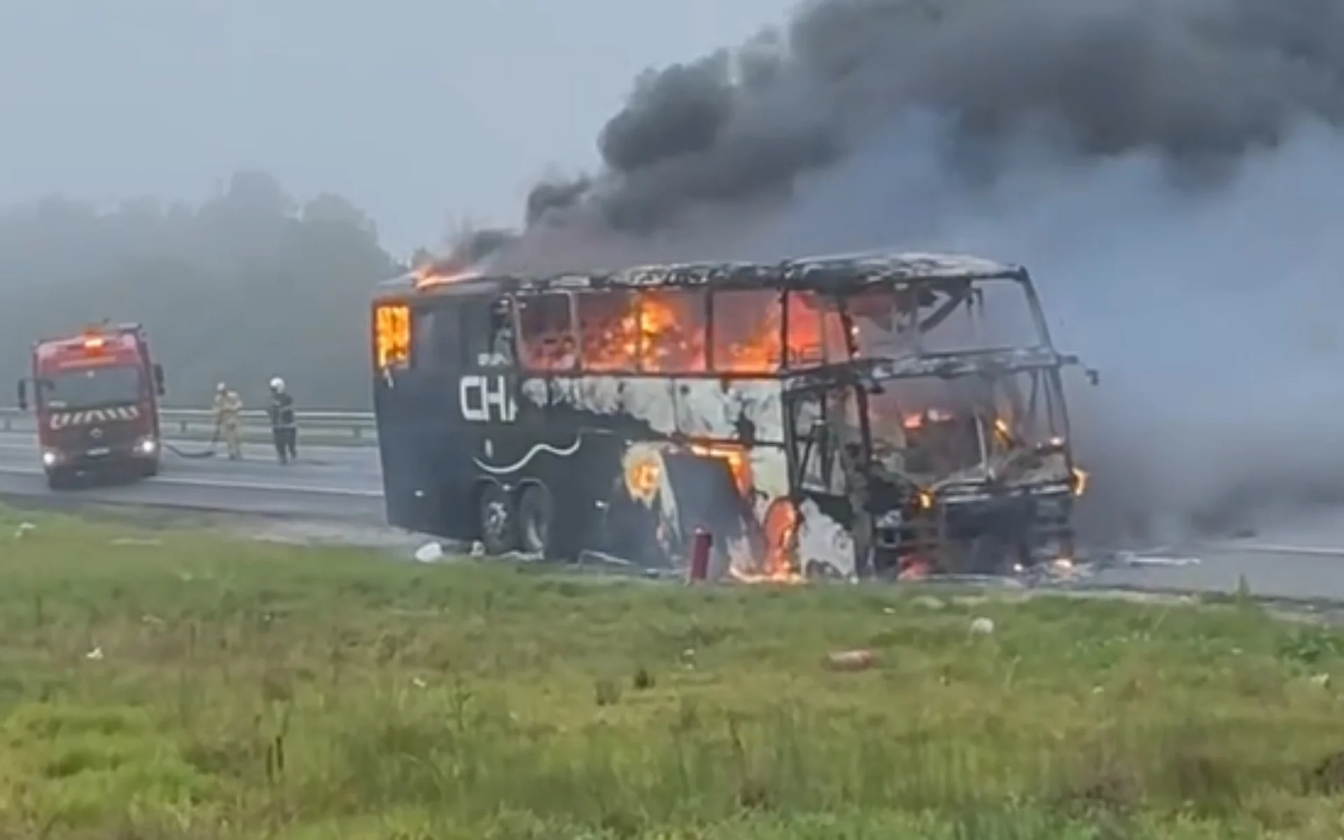 VÍDEO: Ônibus de banda gaúcha é completamente destruído por incêndio em rodovia abc+