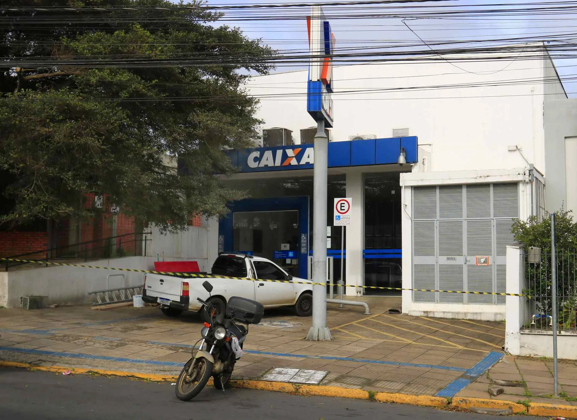 Homem quebra portas de agência da Caixa de Canoas e leva duas armas de fogo abc+