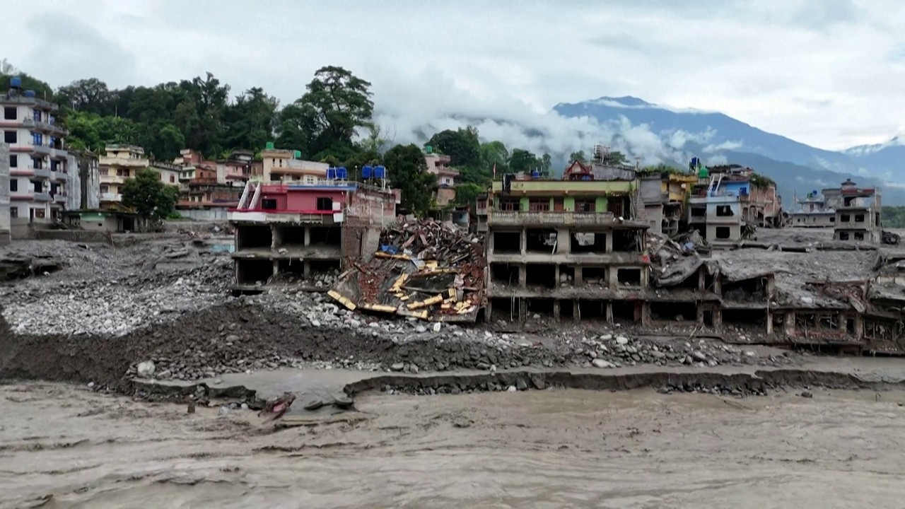 Diretor salva 900 alunos dez minutos antes de enchente atingir escola no Nepal