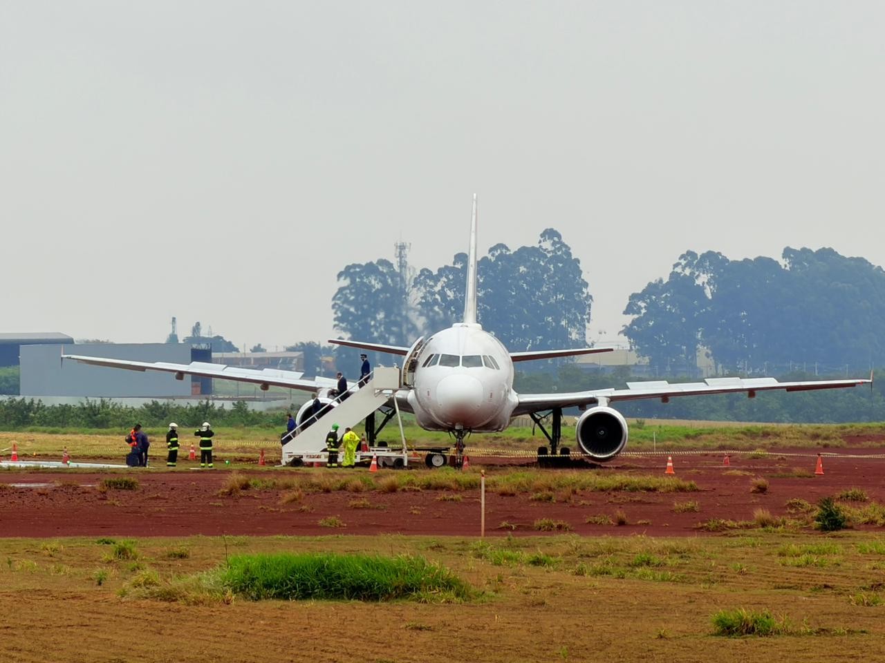 ‘Pista escorregadia , diz piloto de avião da Latam que foi parar na lama após pouso no Paraná G1