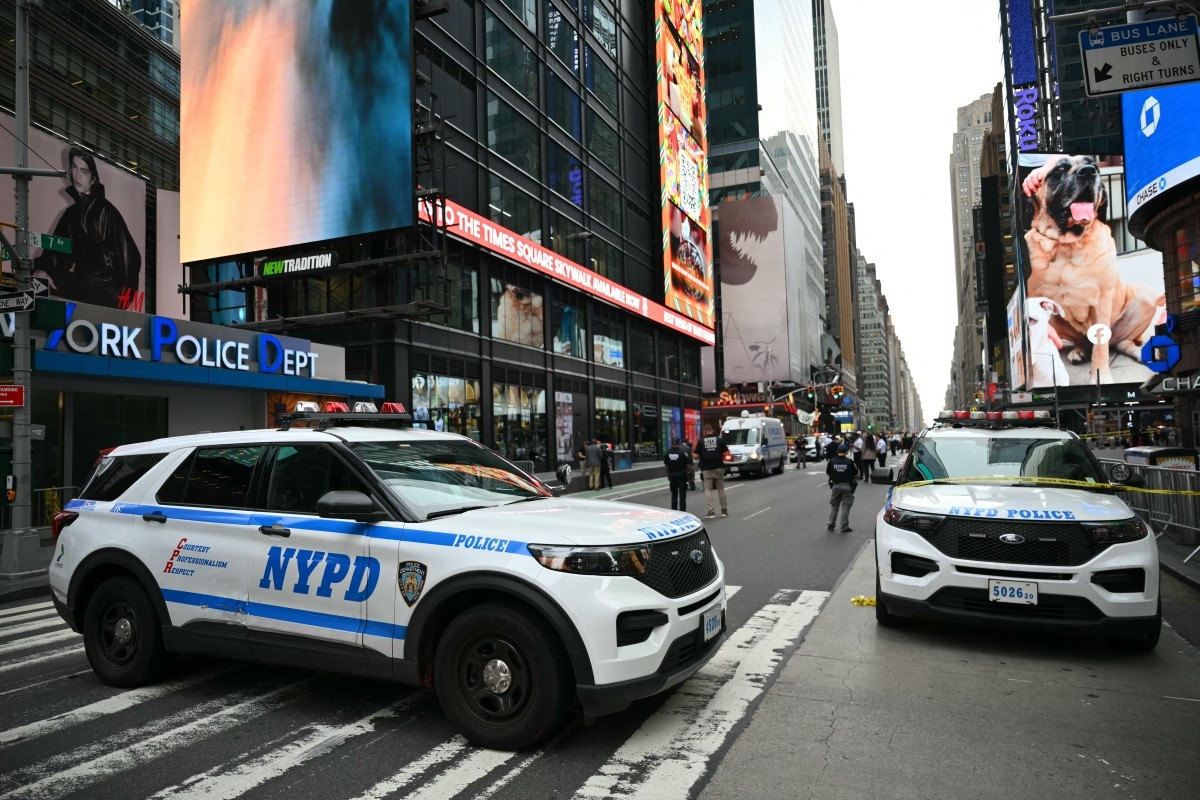 Mulher que esfaqueou 2 na Times Square é e baleada por policiais G1