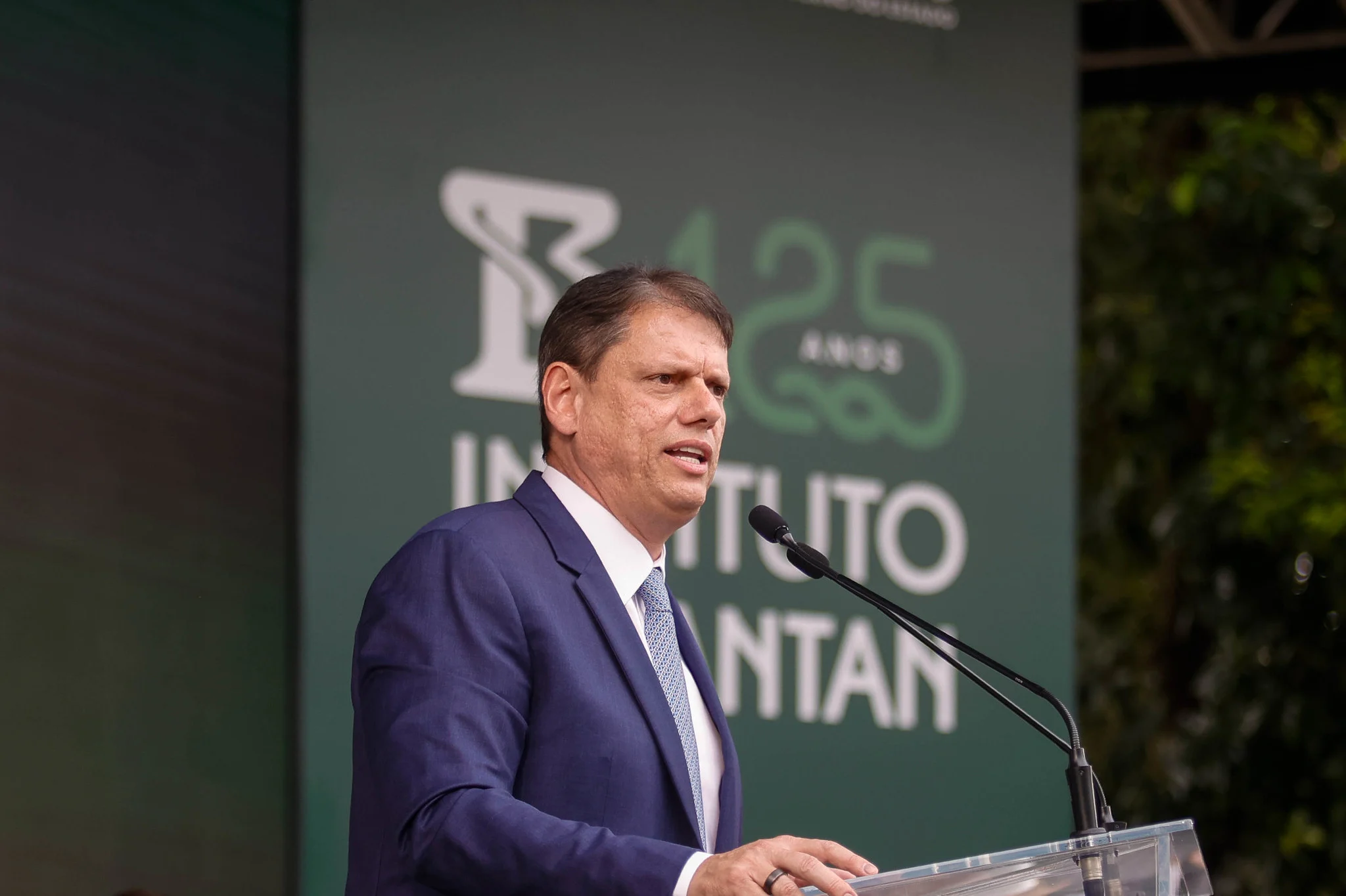 Tarcísio diz que “ninguém está acima da lei” ao falar de Moraes
