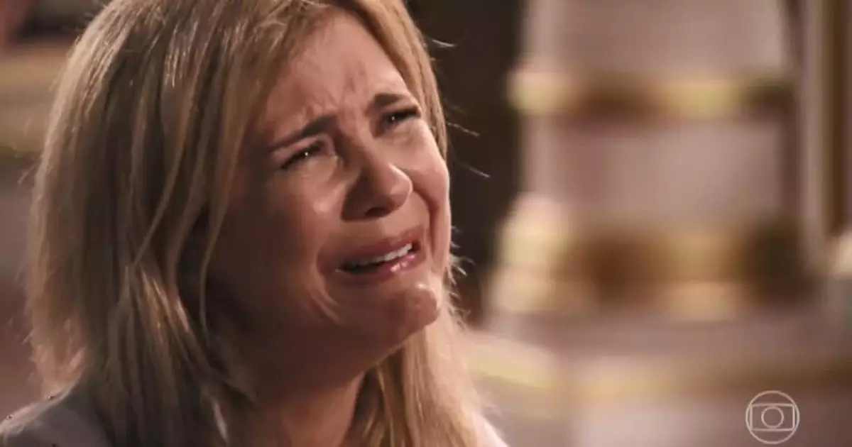 Avenida Brasil: Carminha assusta Tufão após surto na mansão, acaba em clínica e deixa Nina feliz da vida