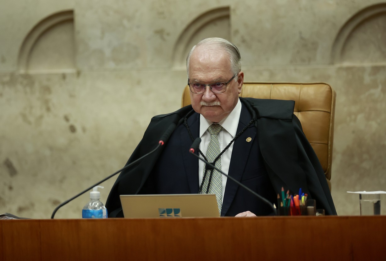 Com duas decisões em sequência, Fachin toma para si as rédeas da maior crise da história do Supremo