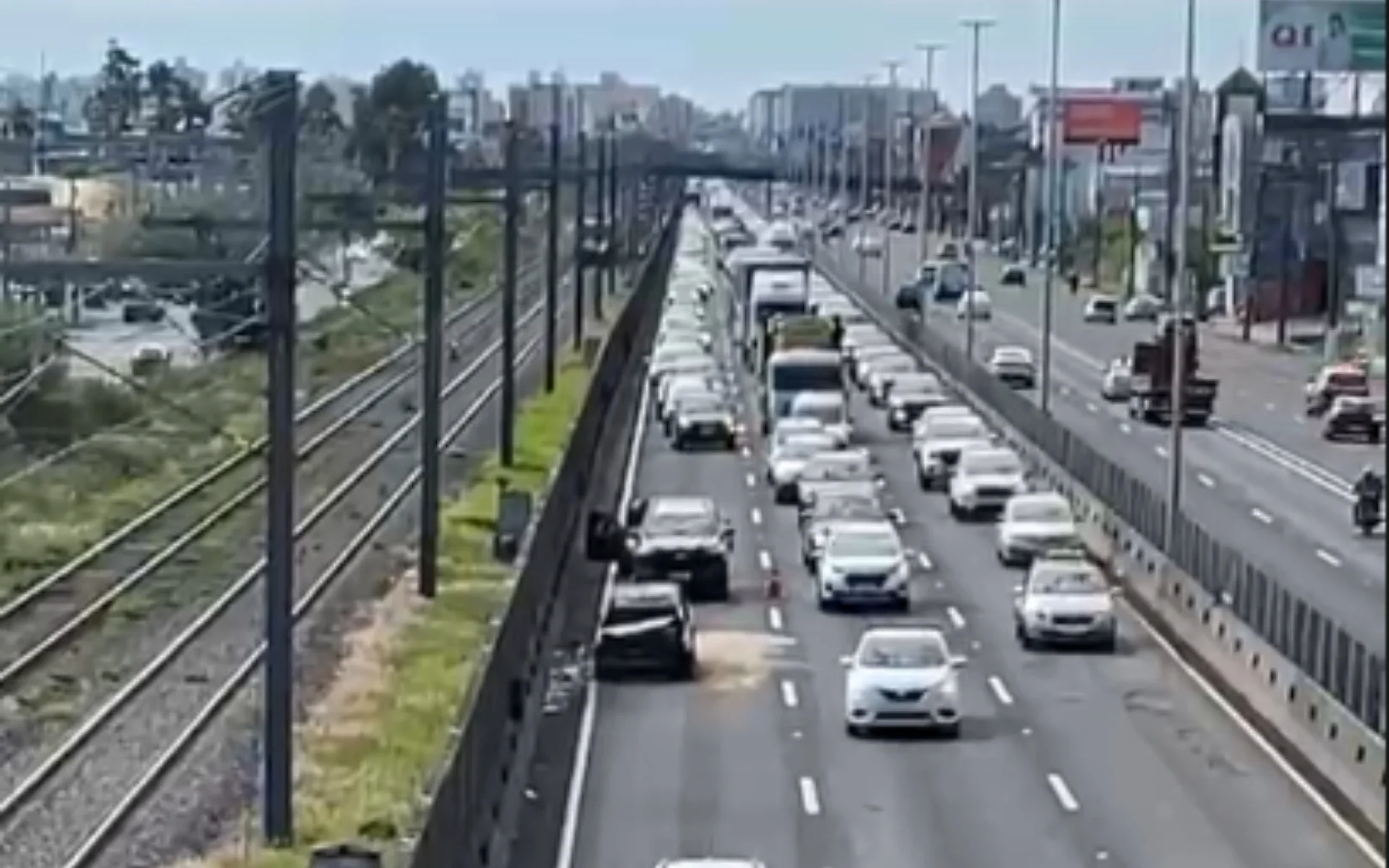 BR-116: Carro pega fogo e provoca congestionamento em Canoas abc+