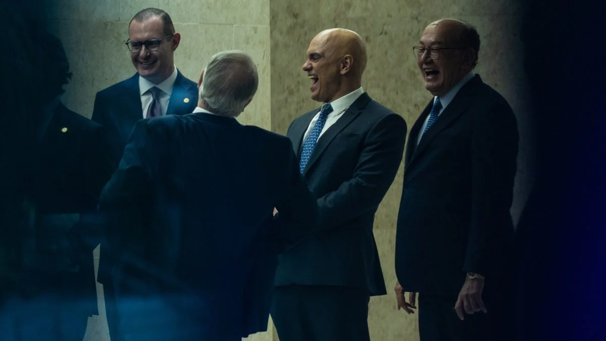 Foto de ministros do STF gargalhando viraliza em meio à crise