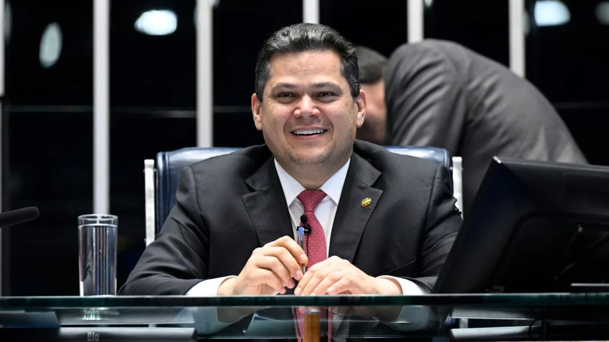 Alcolumbre comemora aval para Petrobras perfurar 3 novos poços no Amapá