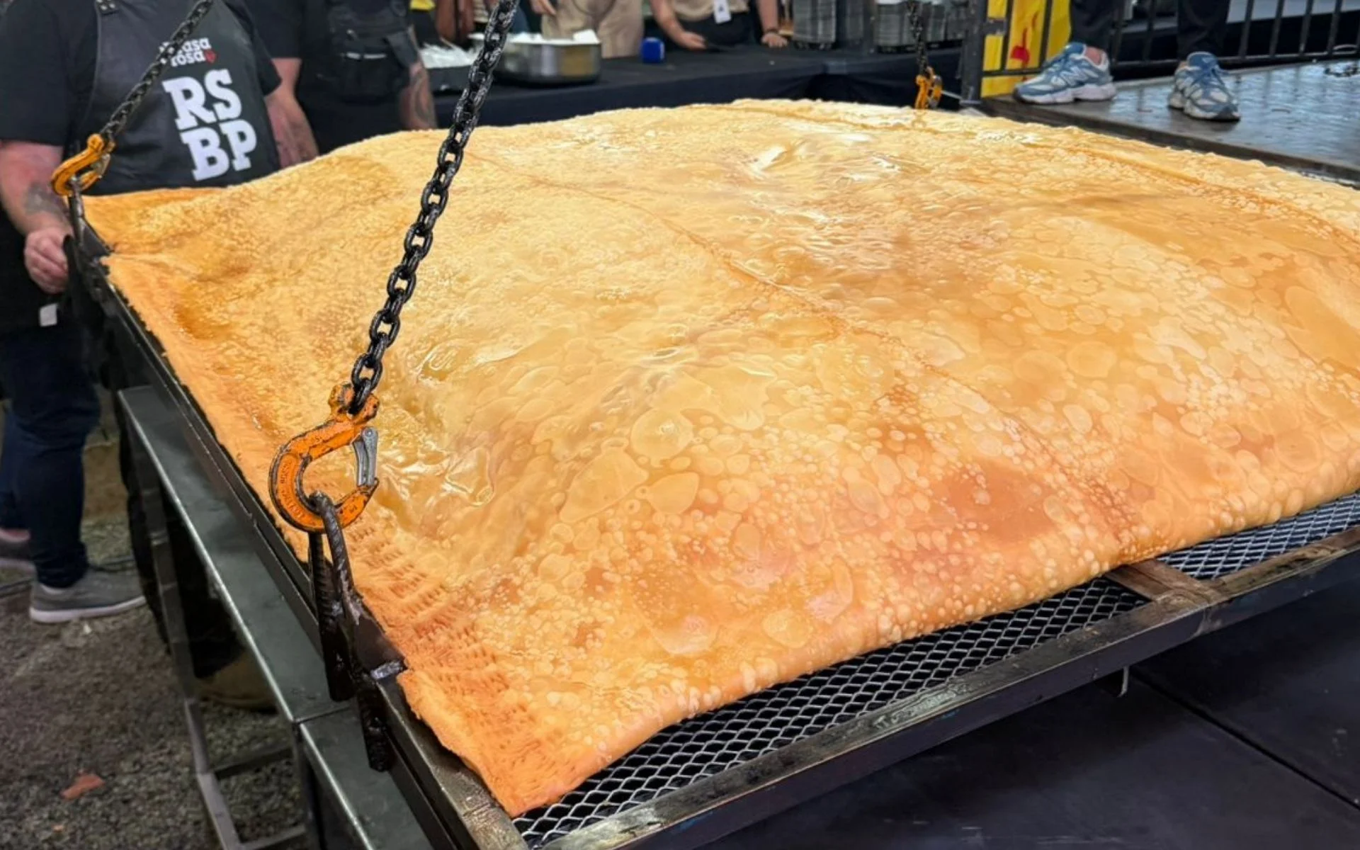 Maior pastel do mundo de 250 kg precisou até de guindaste na Expointer veja o vídeo abc+
