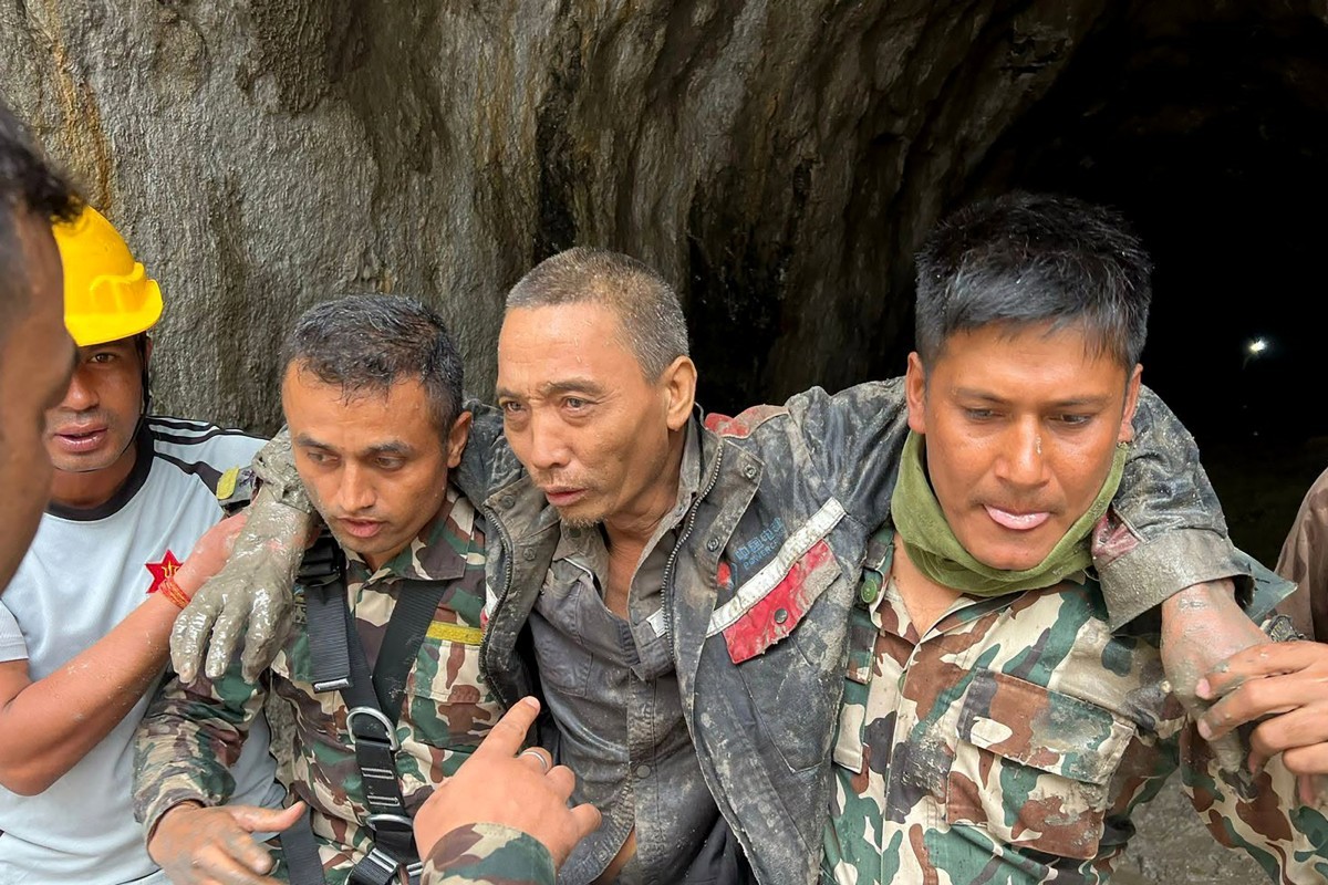 Cidadão chinês é resgatado com vida após ficar preso por 10 dias em túnel soterrado no Nepal