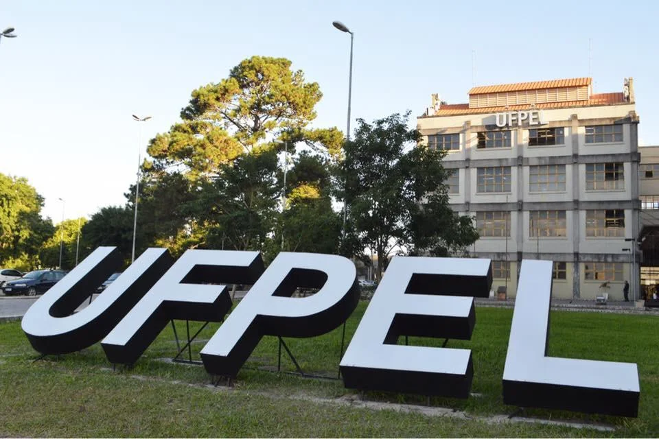 Professor da UFPel é investigado por usar expressão racista contra servidoras negras da instituição abc+