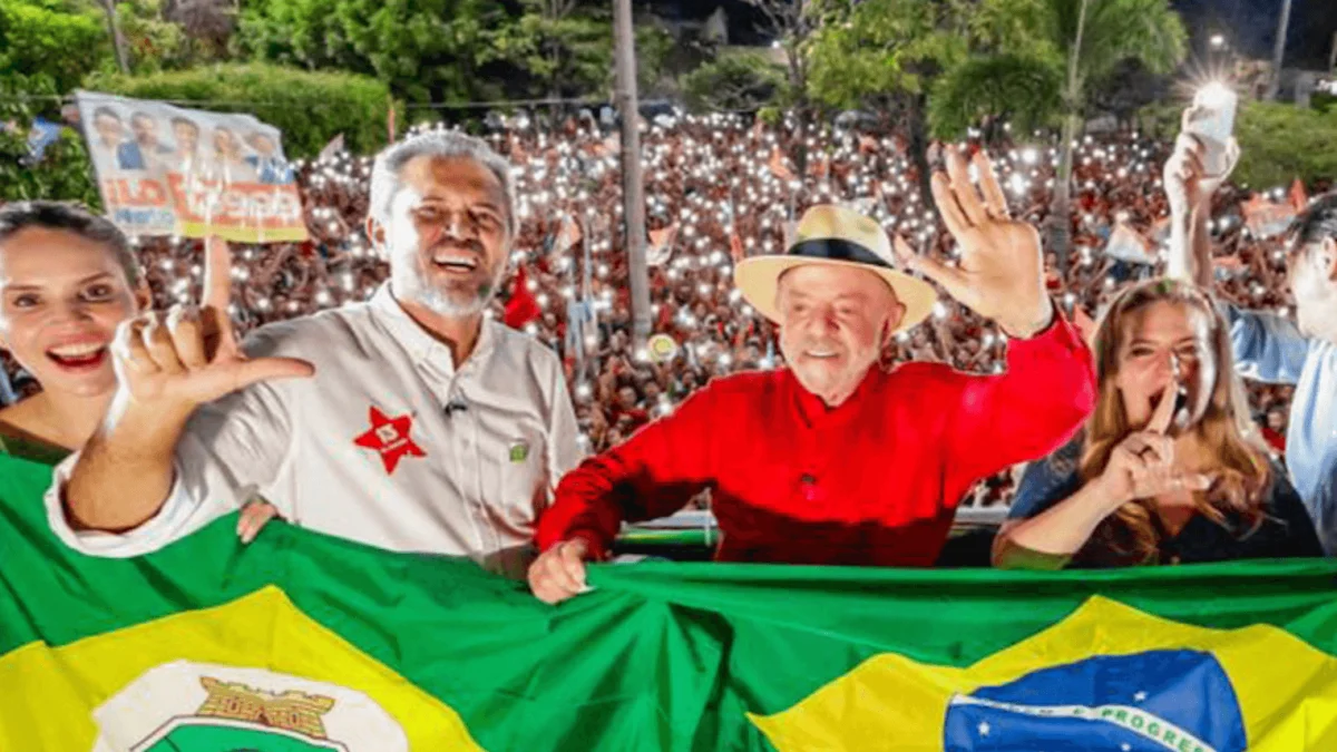 Moradores jogam dinheiro falso em Lula e Elmano no Ceará