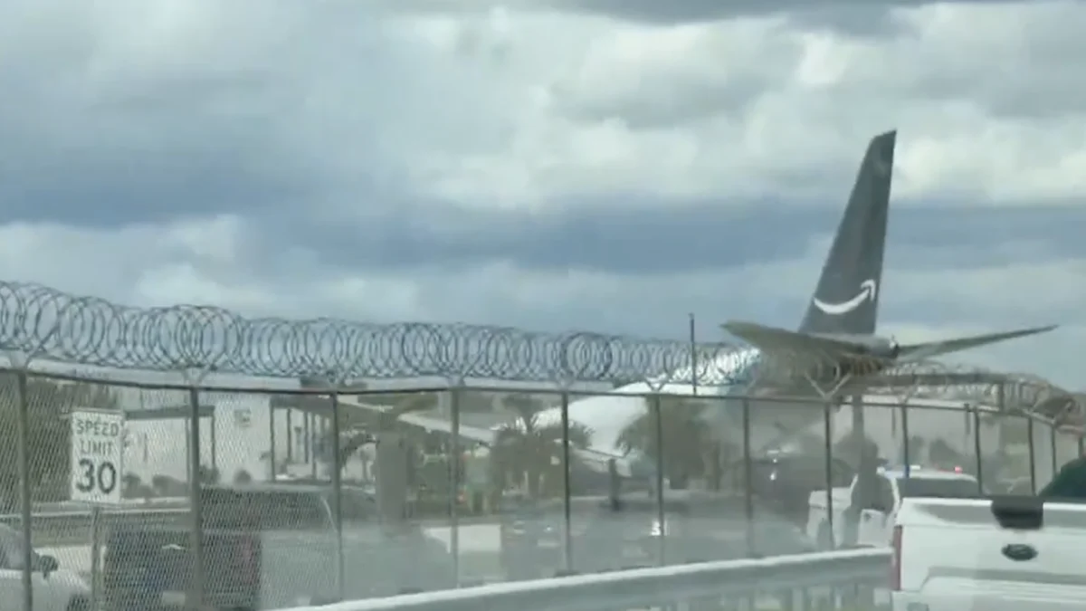 Avião de carga da Amazon ultrapassa pista de aeroporto em Miami