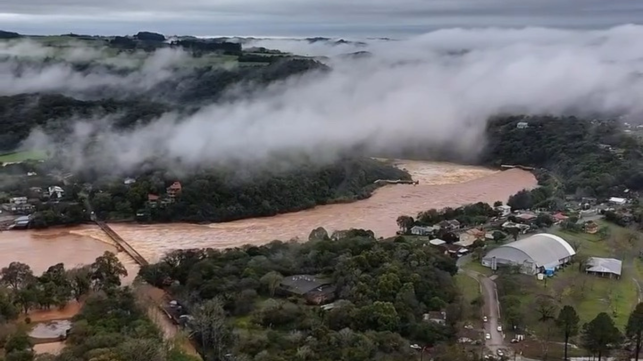 Vídeo: Chuva intensa faz rio transbordar e inunda cidades do RS