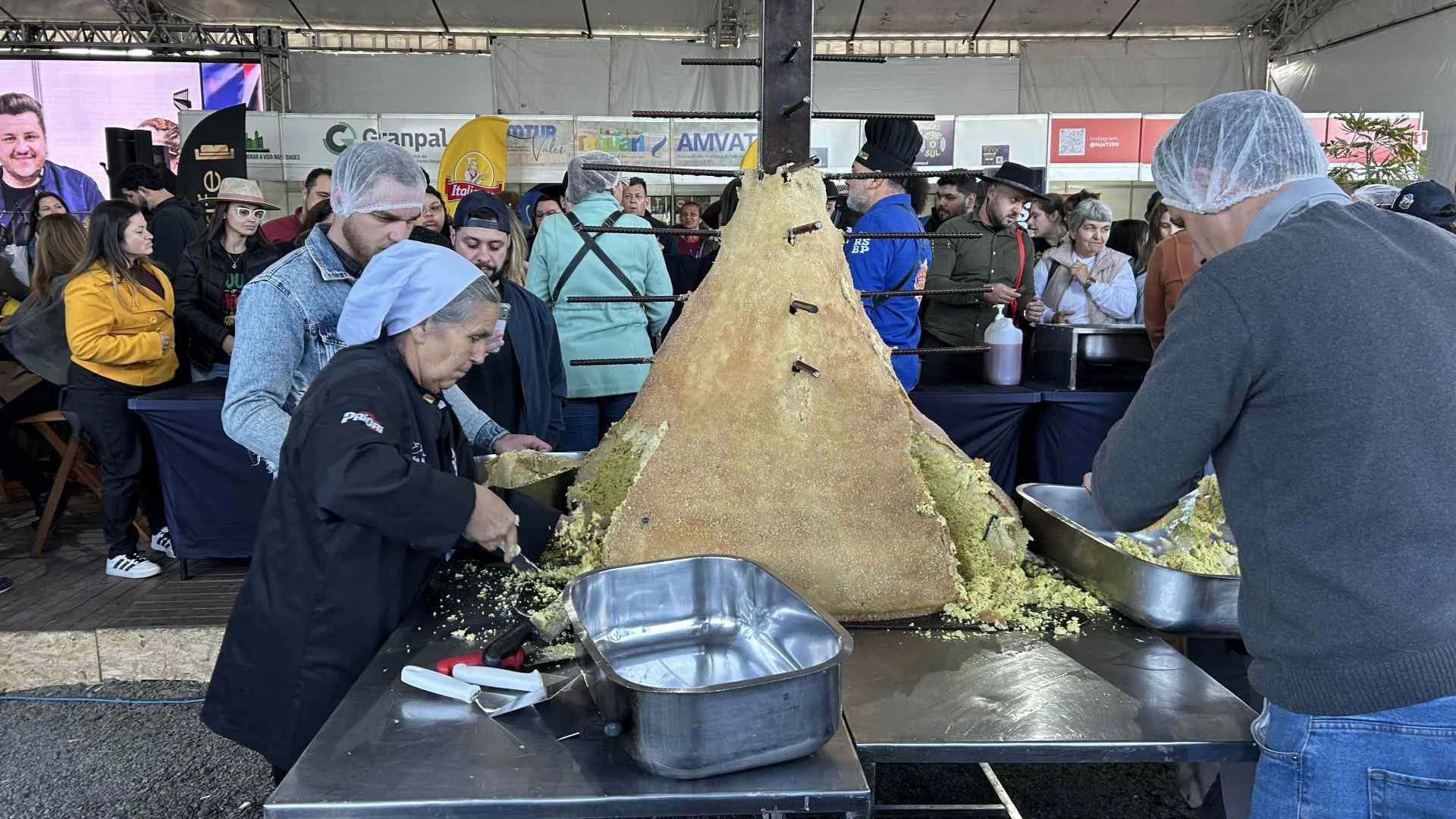 Expointer tem coxinha gigante de 204 quilos e bate recorde veja vídeo abc+