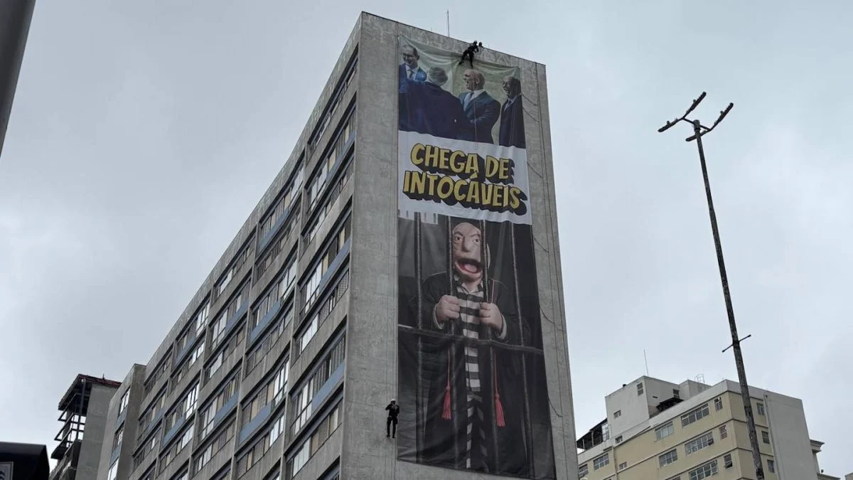 Ato de Zema tem painel com Moraes atrás das grades na Paulista