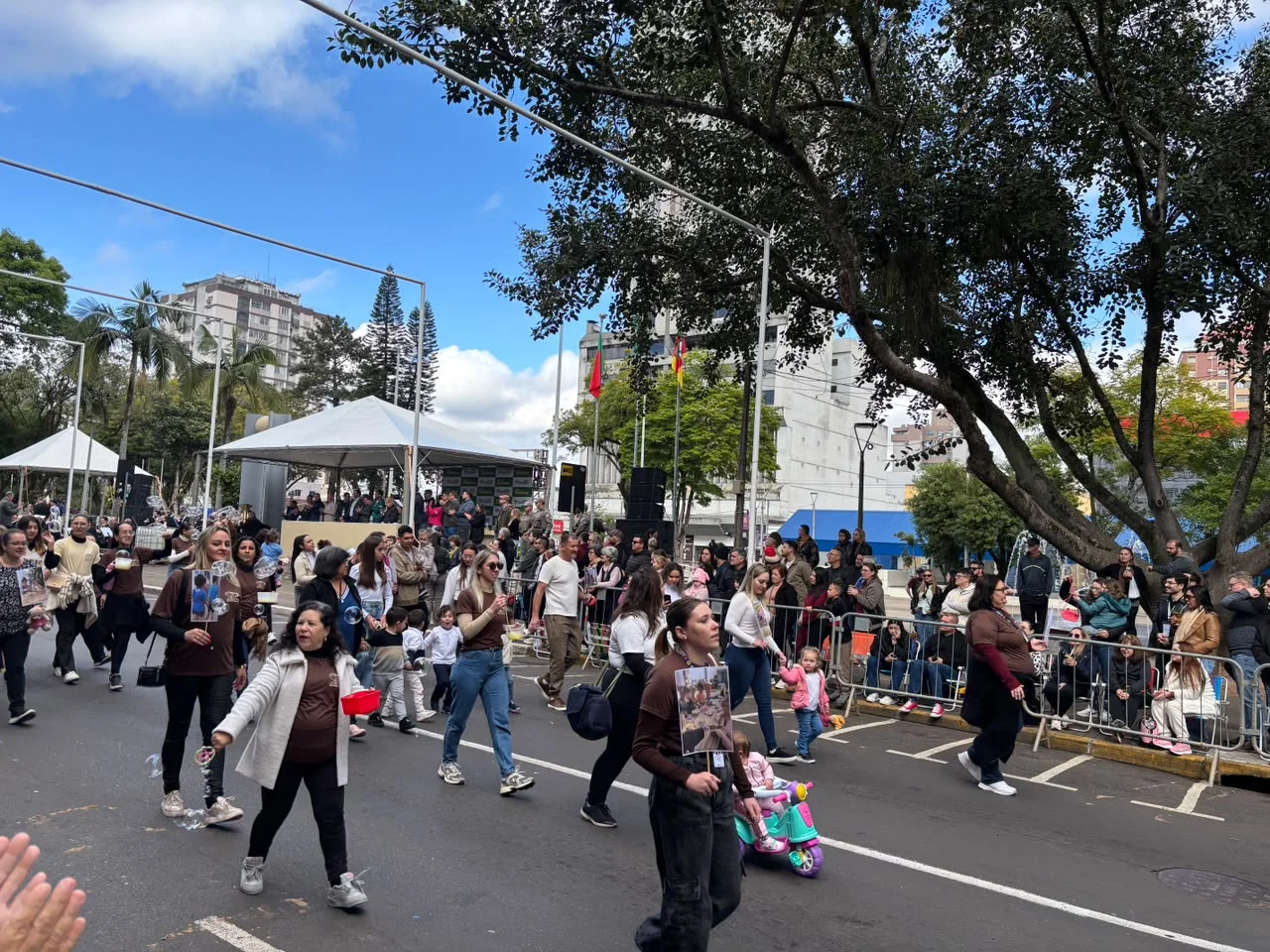 VÍDEO: Desfiles cívicos levam milhares de pessoas às ruas da região neste 7 de Setembro abc+