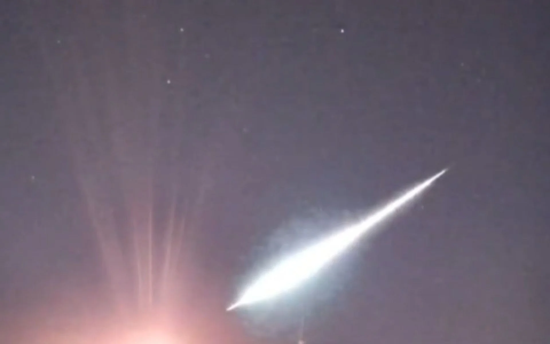VÍDEO: Meteoro muito brilhante cruza o céu do RS abc+