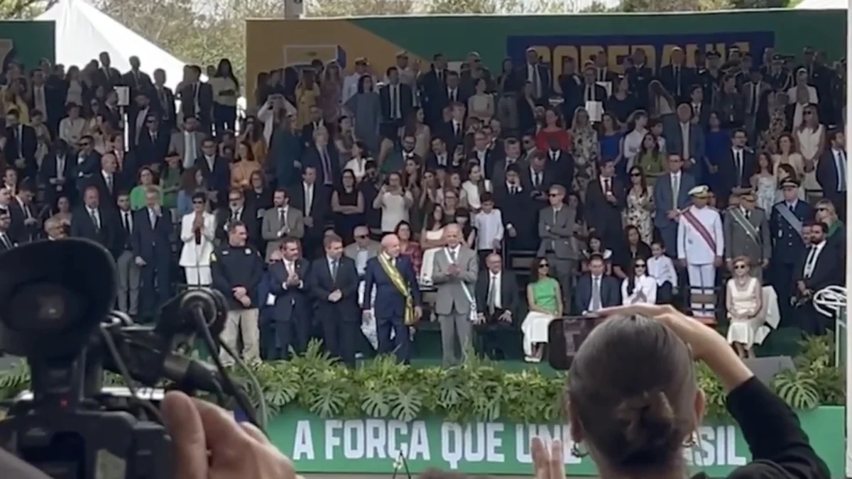 Lula convida Andrei para a frente da tribuna no desfile de 7 de Setembro