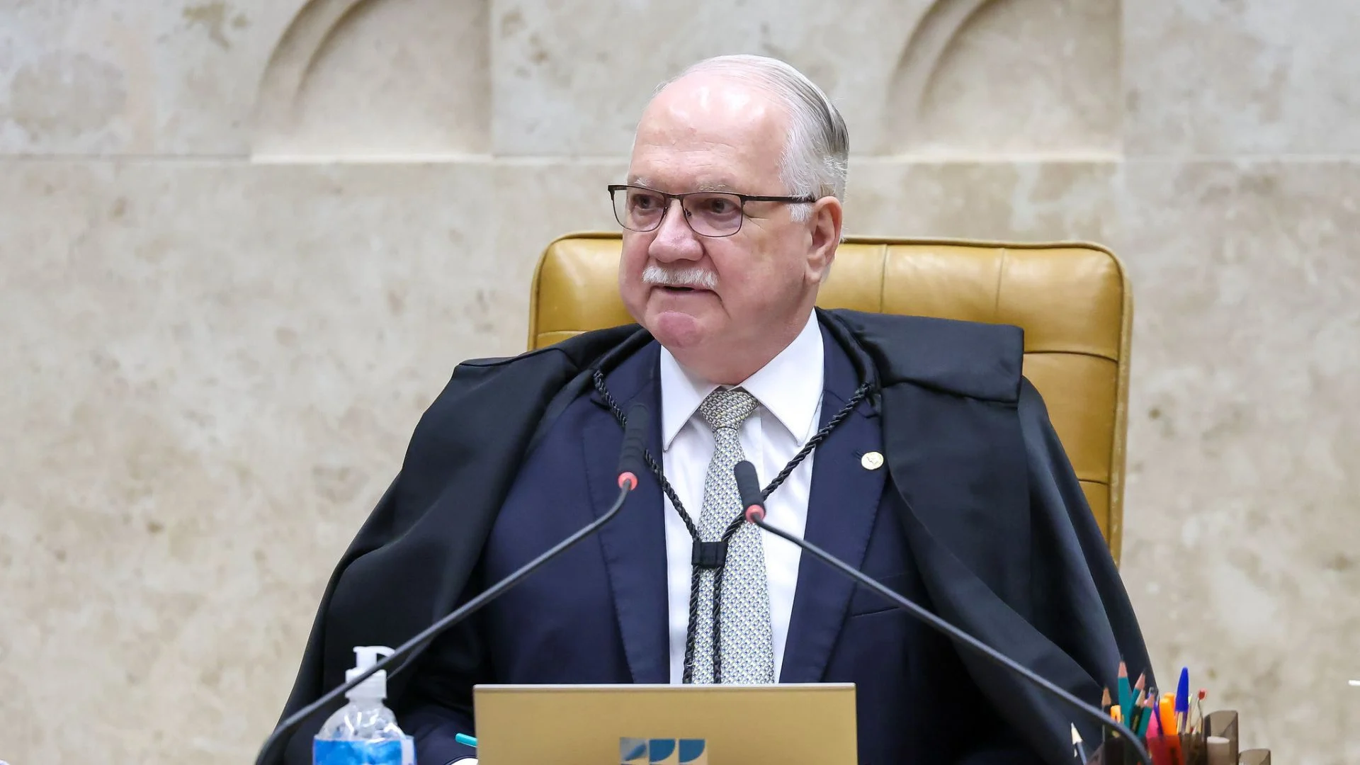 13 ministros aposentados do STF pedem “rigorosa apuração” a Fachin