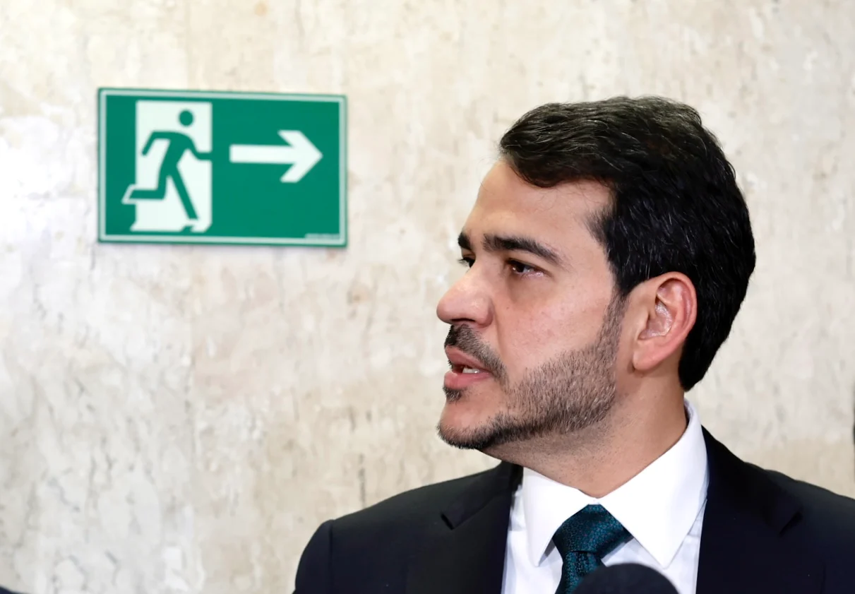 AGU deve recorrer ao STF contra decisão que afastou Andrei da PF
