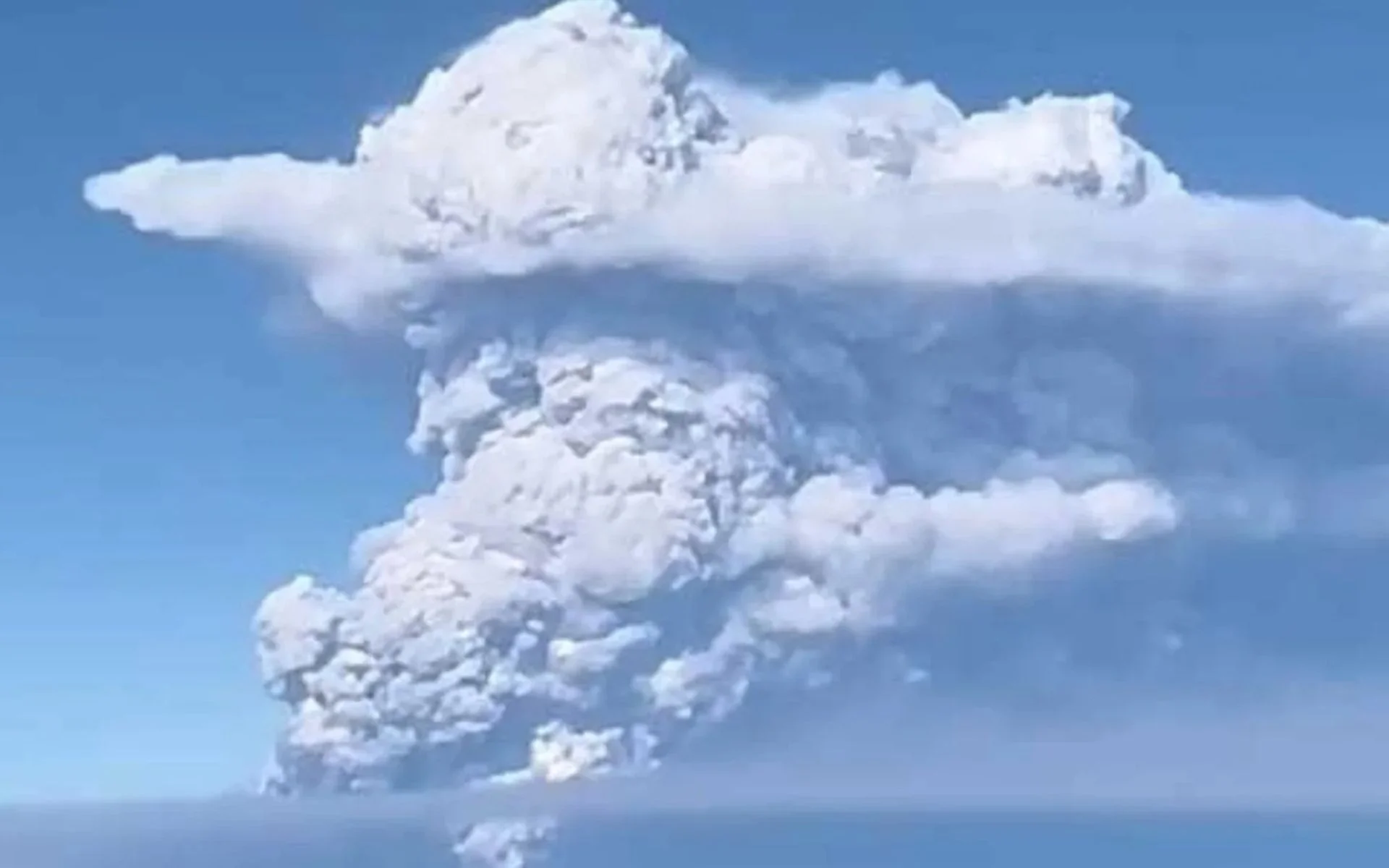 Erupção do Anak Krakatoa: Vulcão que já mexeu com o clima do planeta reaparece em atividade intensa veja vídeo abc+