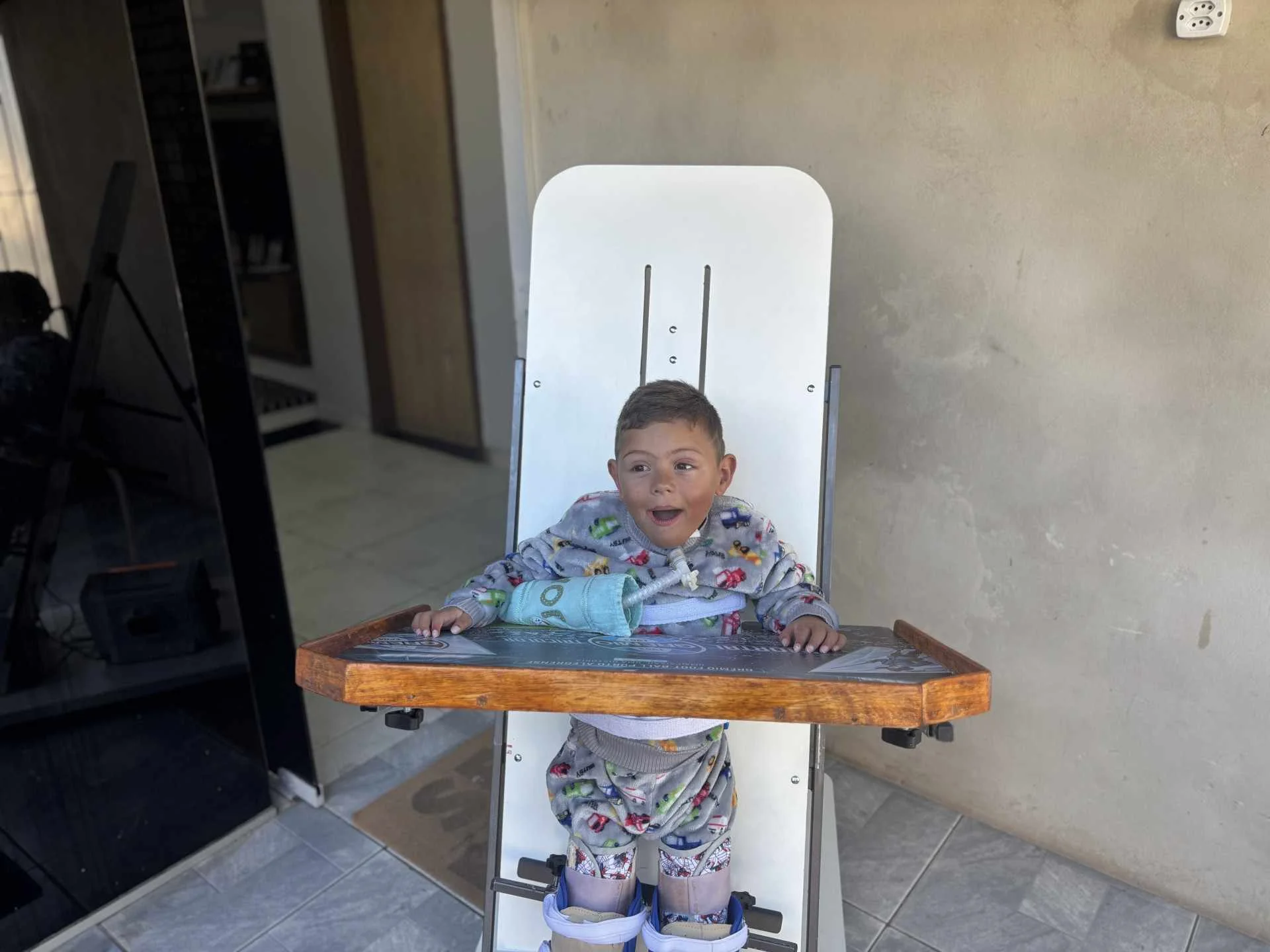 Menino de 4 anos que ficou tetraplégico em acidente na RS-239 volta a ficar em pé com parapódio: Dá para ver o sorriso nos olhos dele abc+