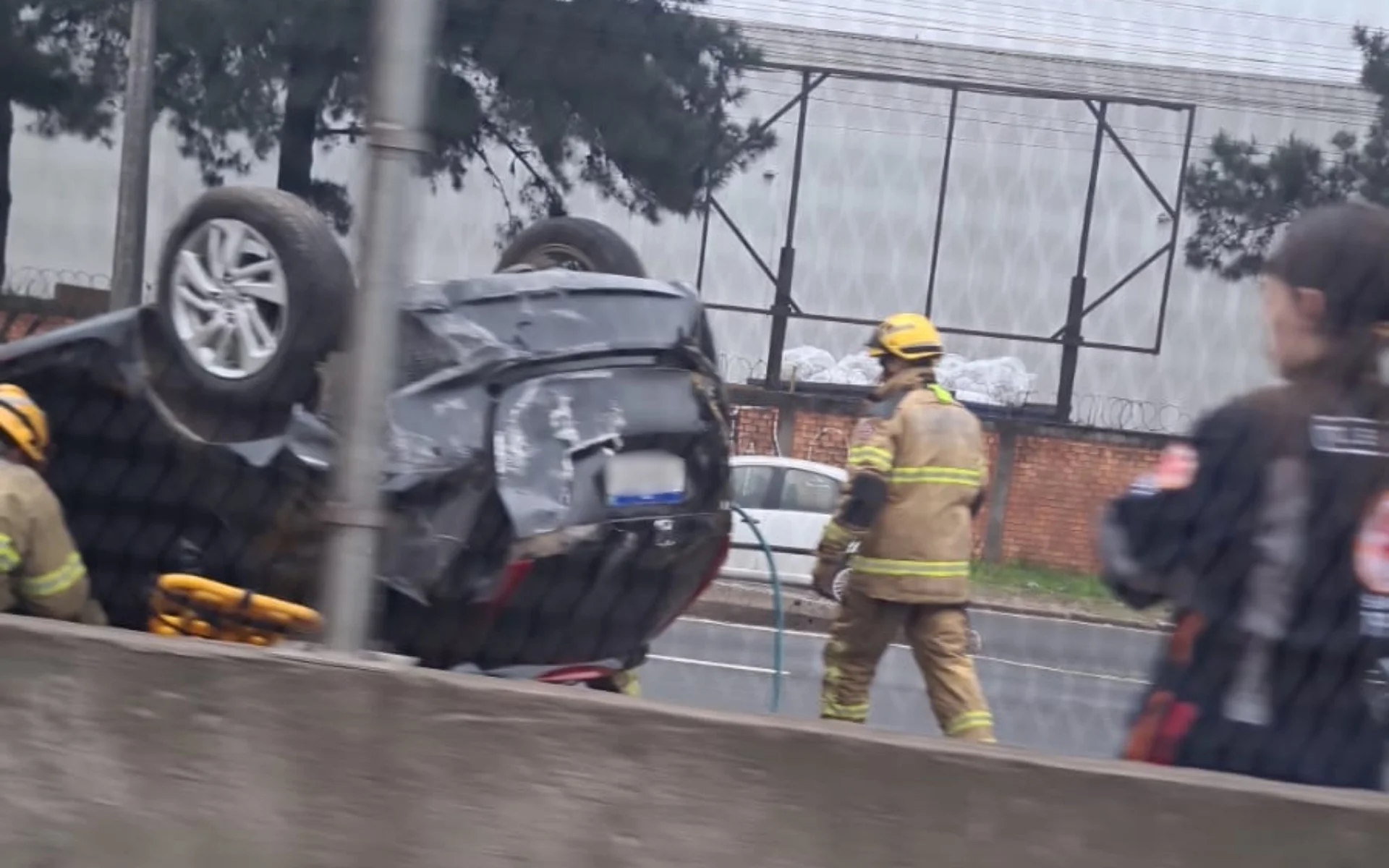 BR-116: Acidente entre carro e caminhão deixa uma pessoa ferida e causa congestionamento quilométrico no Vale do Sinos abc+