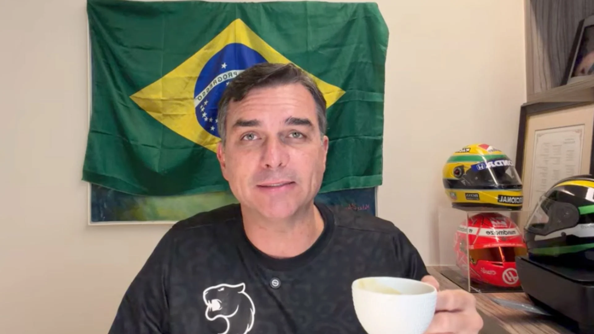 Ao vivo: Flávio dá entrevista em aeroporto de Juiz de Fora