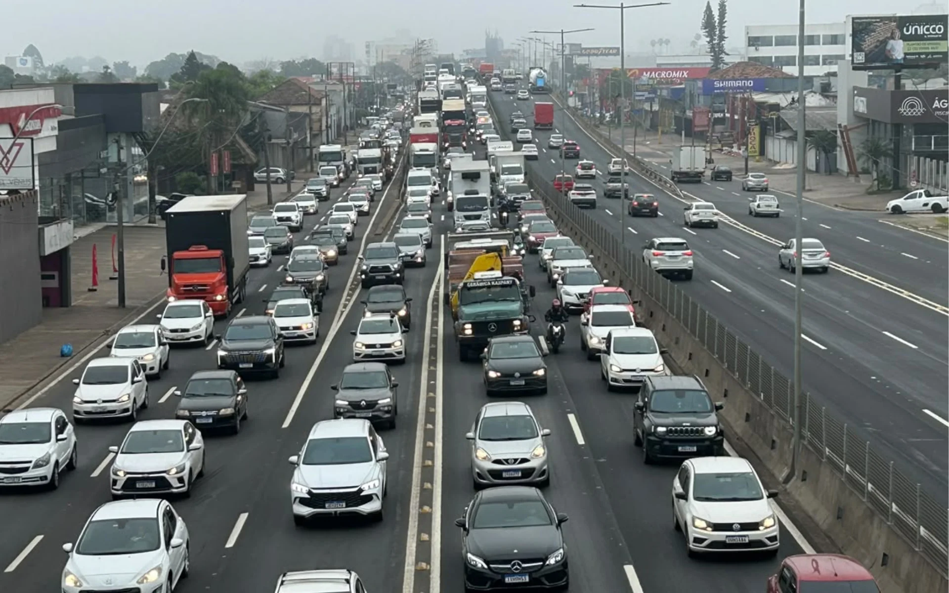 Acidente trava BR-116 e provoca cerca de 10 quilômetros de congestionamento entre São Leopoldo e Sapucaia do Sul abc+