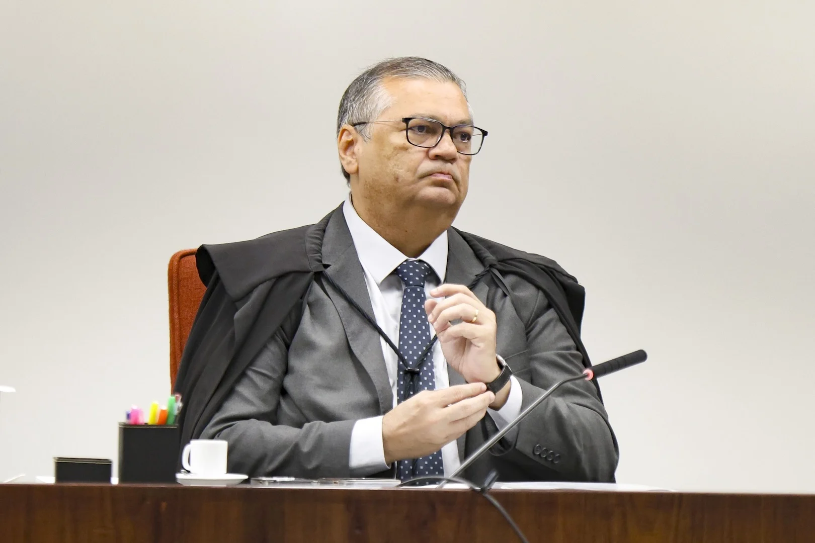 Dino diz que decisão de Mendonça causa “caos administrativo” na PF