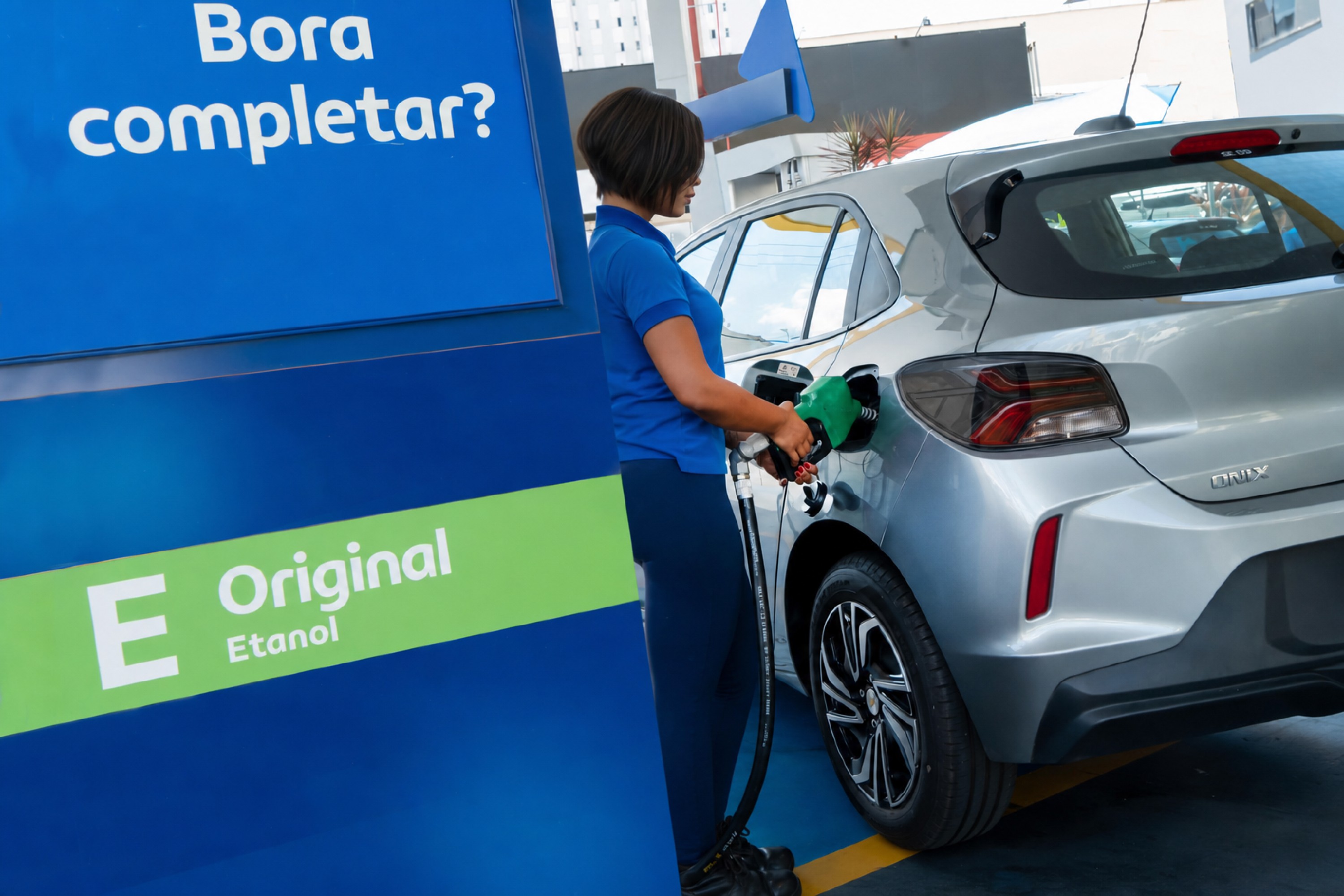 Etanol do posto pode receber corante verde e gosto amargo. G1