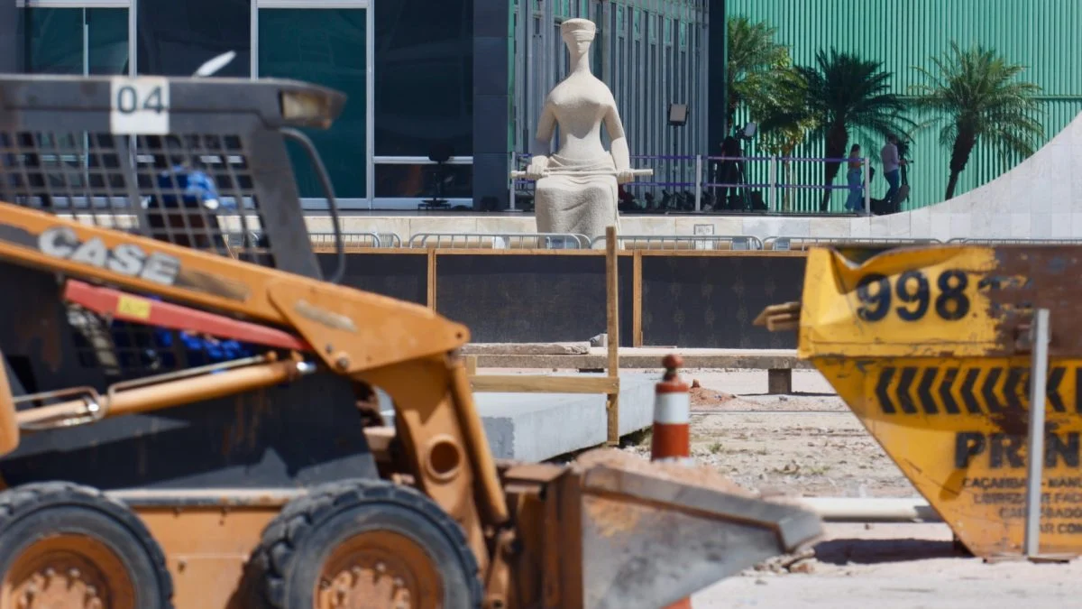 Calçamento em frente ao Supremo passa por reforma em meio à crise