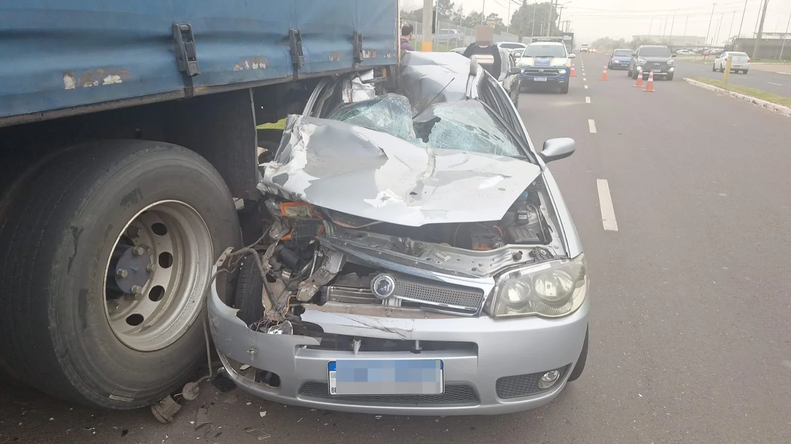 Carro fica preso sob caminhão após acidente na Avenida Ozanan, em Canoas abc+