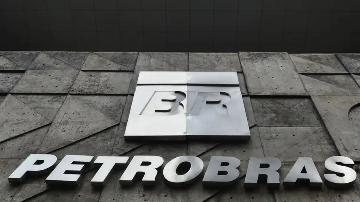 Petrobras eleva gasolina em R$ 0,63 e anula redução do governo