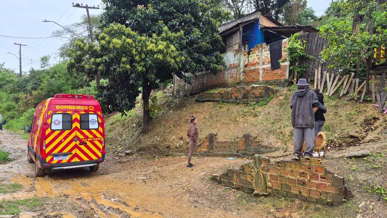 Família morre soterrada enquanto dormia após barranco desabar em cima de casa durante temporal, no Paraná G1