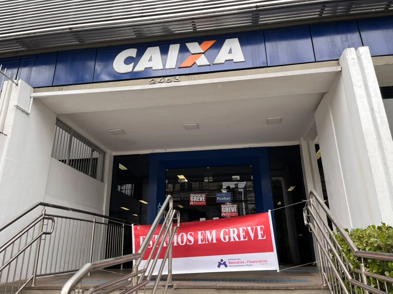 Protesto dos bancários limita atendimento em agências da Caixa abc+