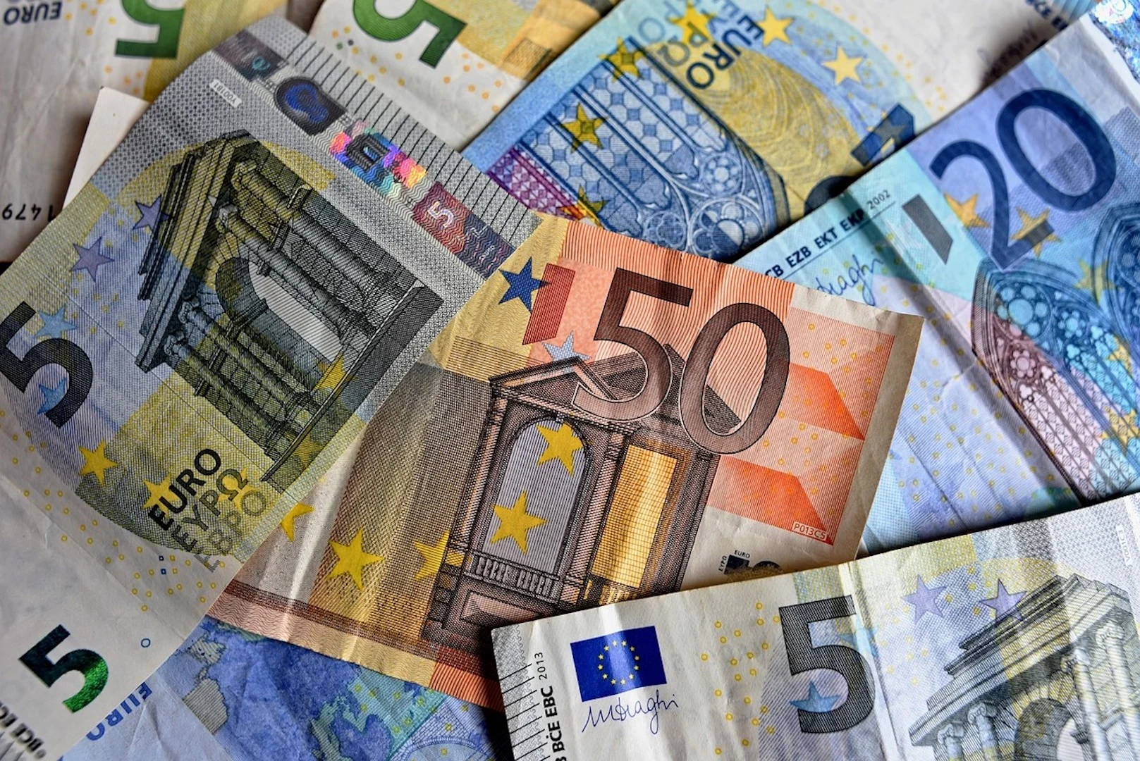 Banco Central Europeu eleva juros por pressões no Oriente Médio