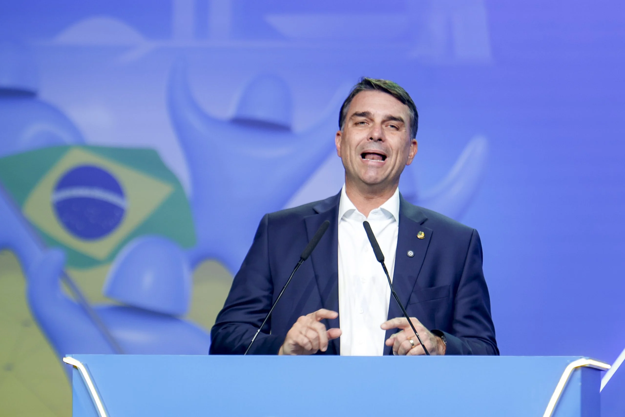 Defesa de Flávio pediu 4 vezes para Mendonça relatar caso “Dark Horse”