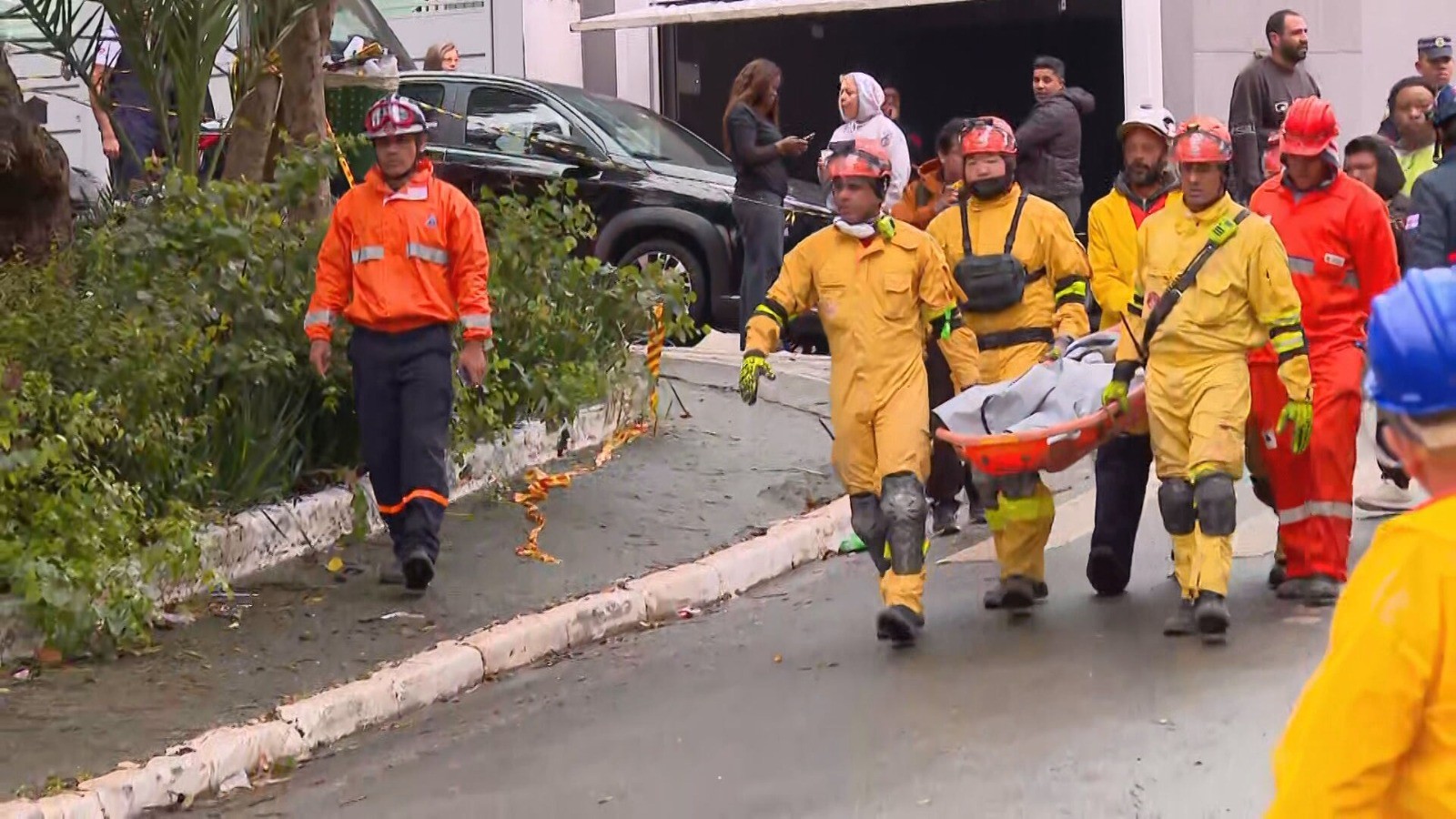 Bombeiros encontram corpo de criança desaparecida após desabamento de prédio em SP 6 pessoas morreram G1