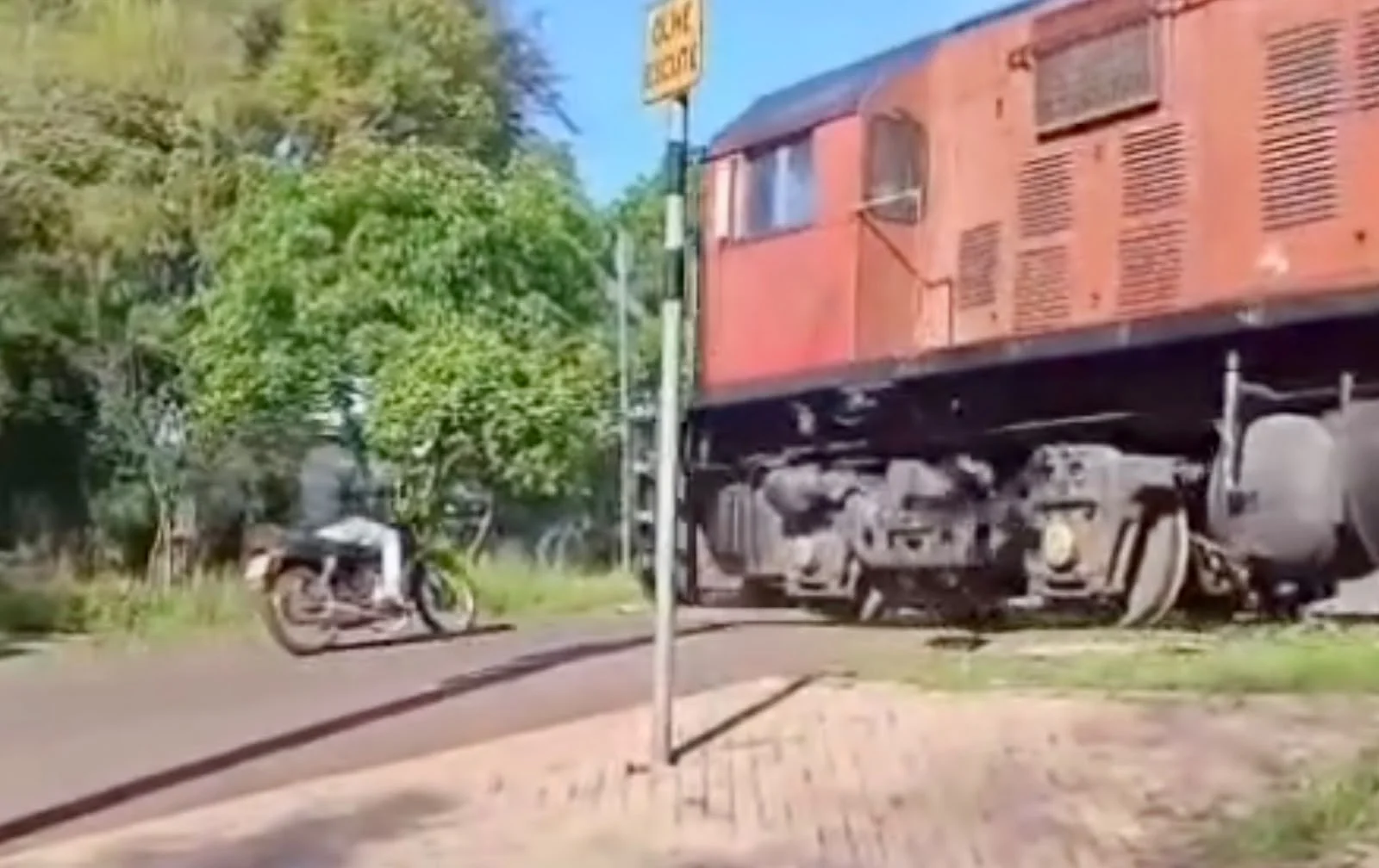 VÍDEO: Motociclista fica ferido ao bater contra trem em movimento no interior do RS abc+