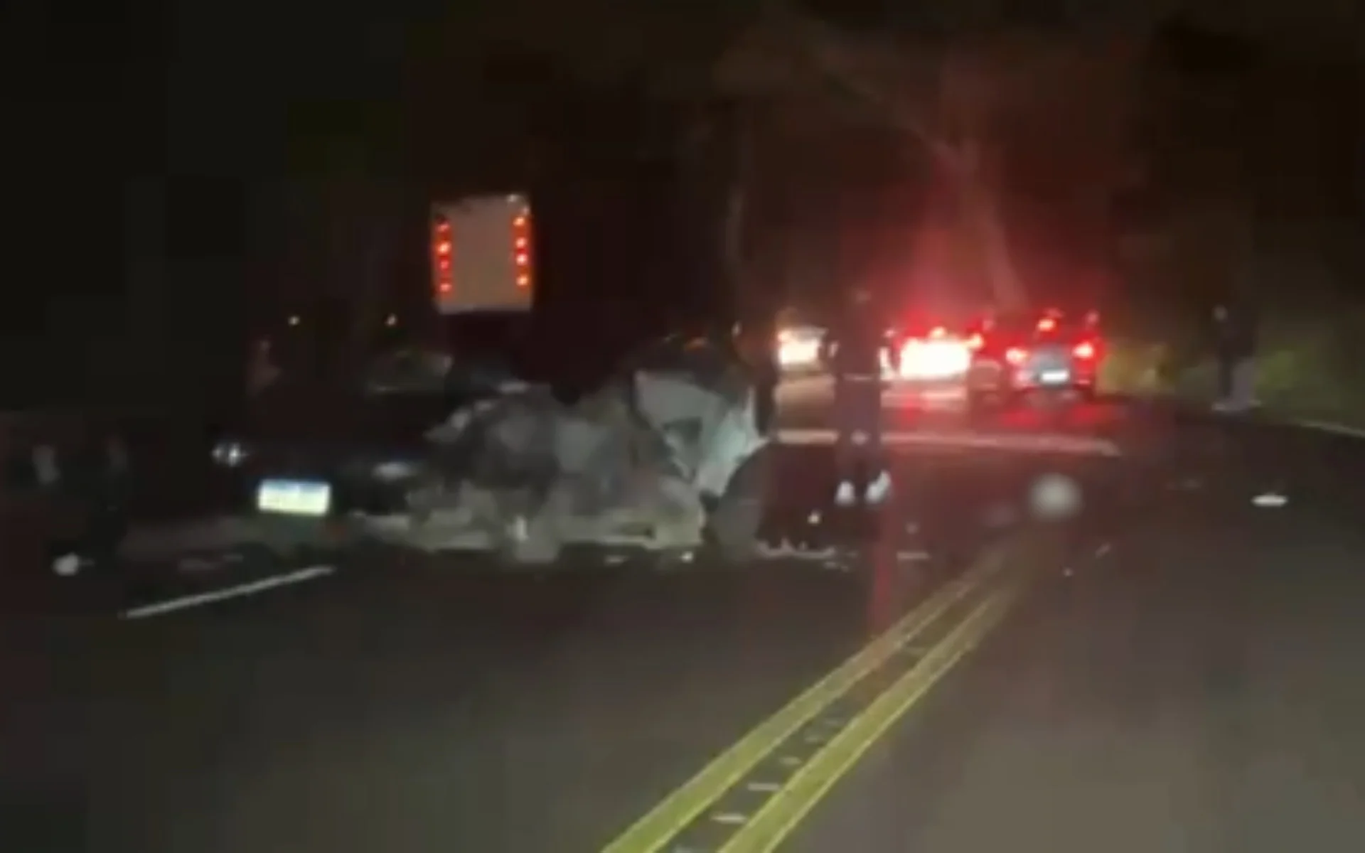 BR-116: Jovem morre após acidente entre carro e caminhão em Dois Irmãos abc+