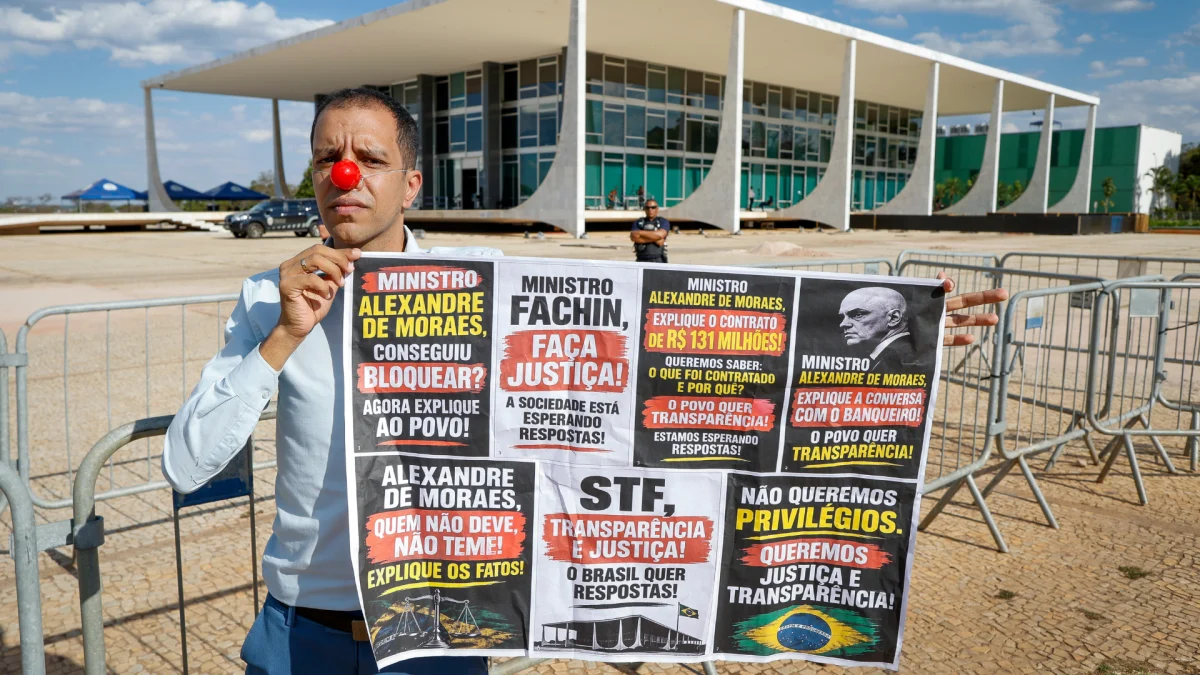 Com nariz de palhaço, advogado pede “julgamento justo” no STF