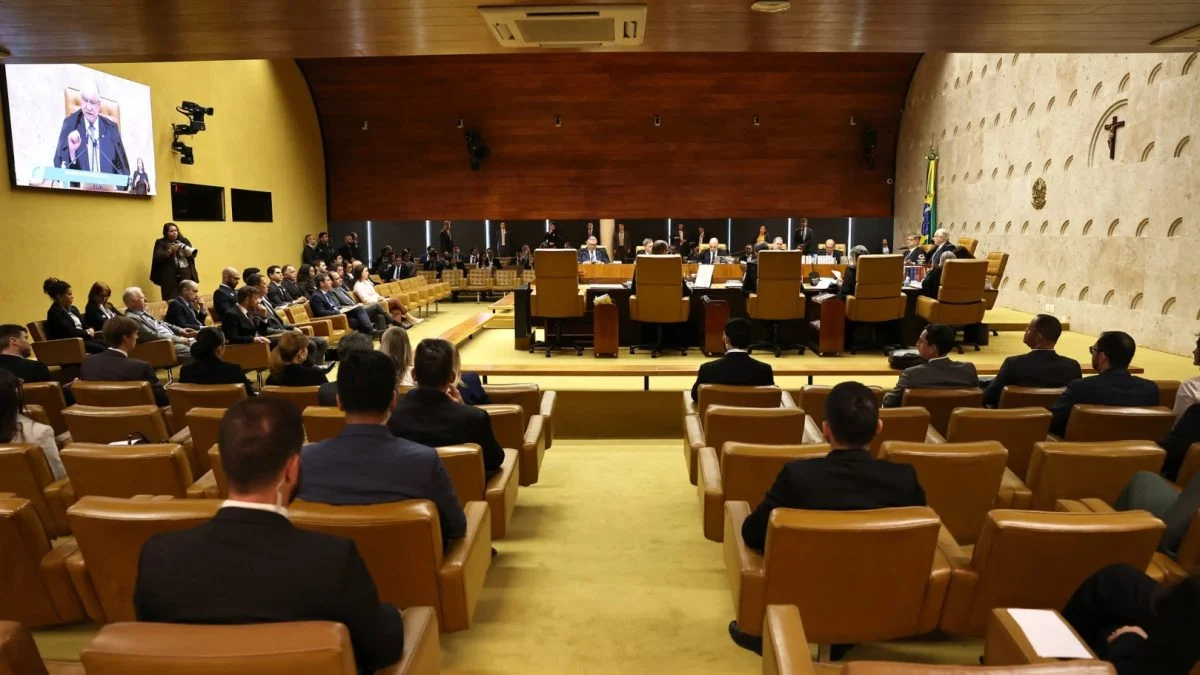 Fora das câmeras, Fachin e Dino se abraçam e Mendonça sai por último