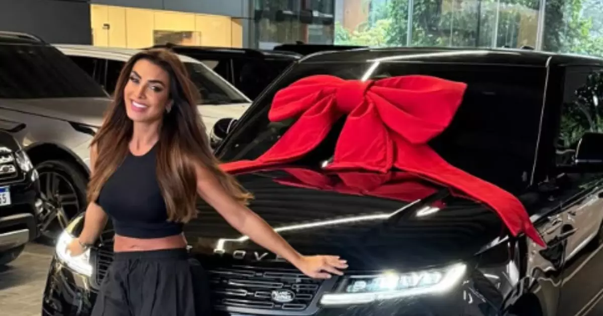Nicole Bahls realiza sonho, ostenta carrão de luxo milionário e preço absurdo choca a web