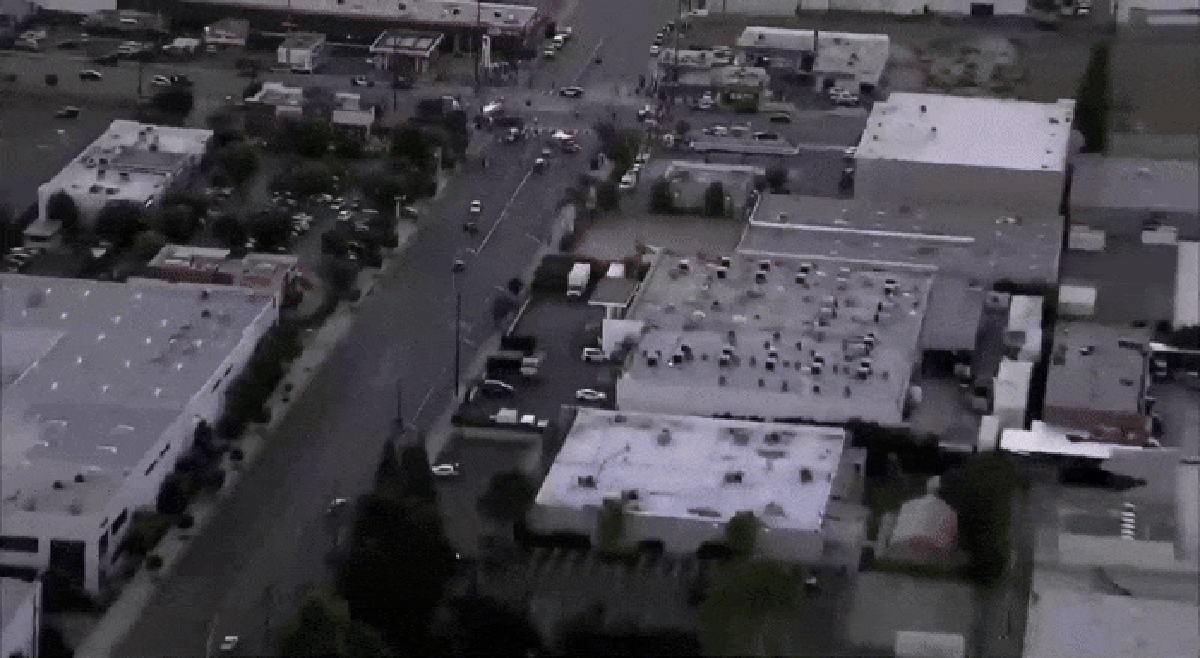 Helicóptero da NBC News cai enquanto cobria acidente de trânsito em Los Angeles veja vídeo do momento