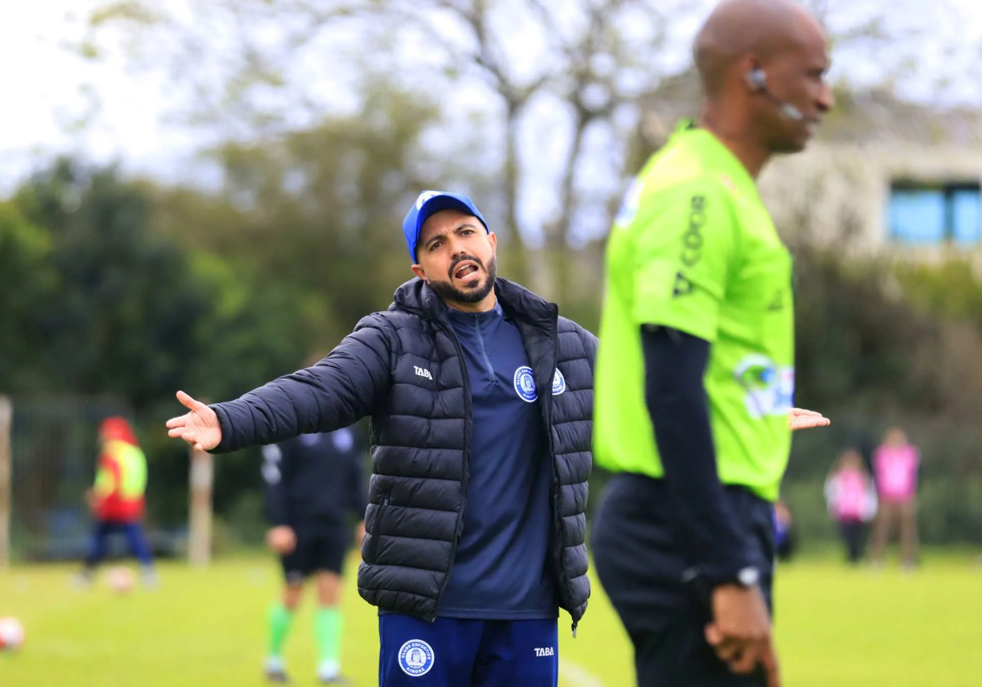 Aimoré anuncia saída do técnico Ariel Lanzini abc+
