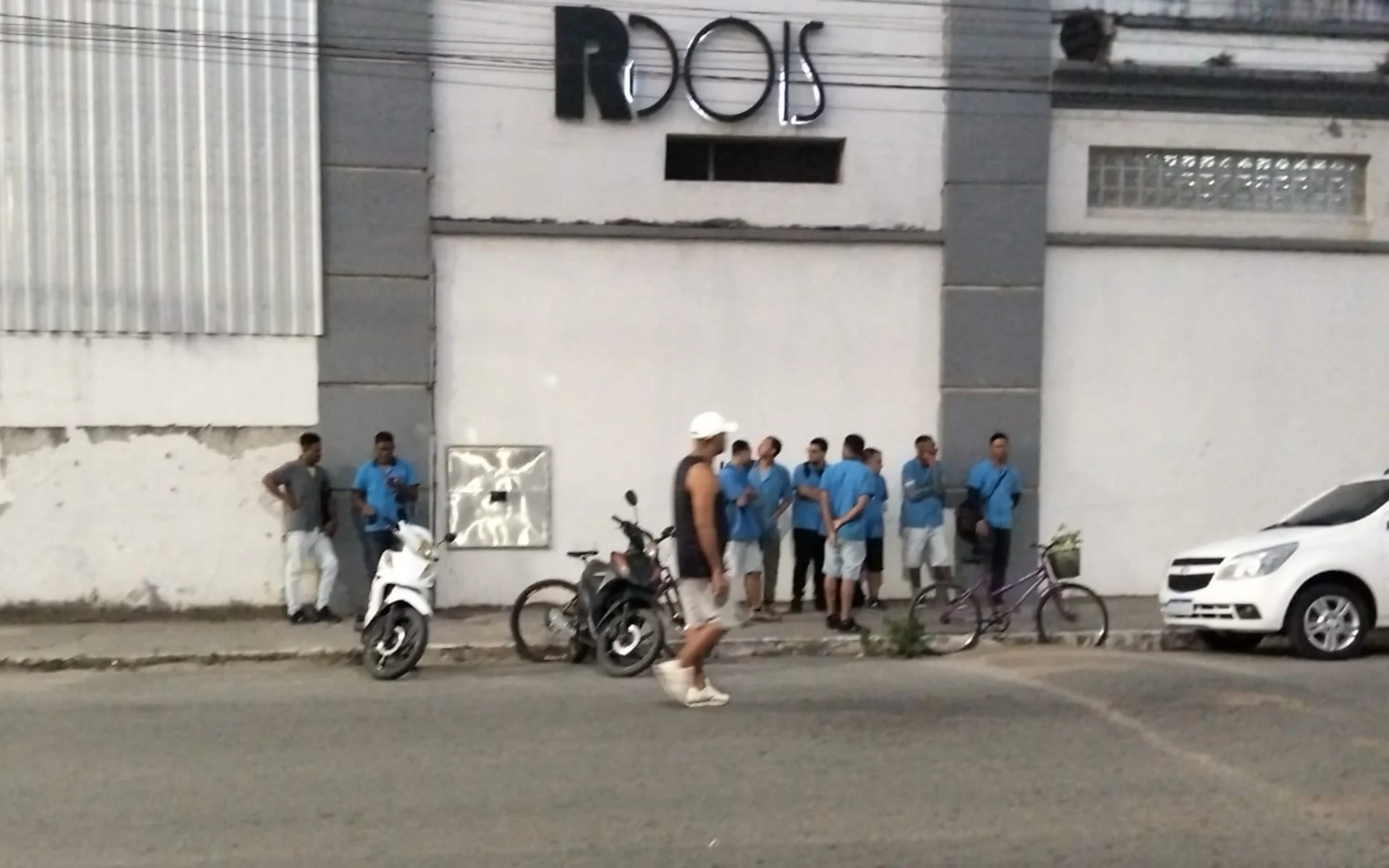 Ex-funcionários de empresa gaúcha do setor calçadista protestam contra falta de pagamento após demissões em filial na Bahia abc+