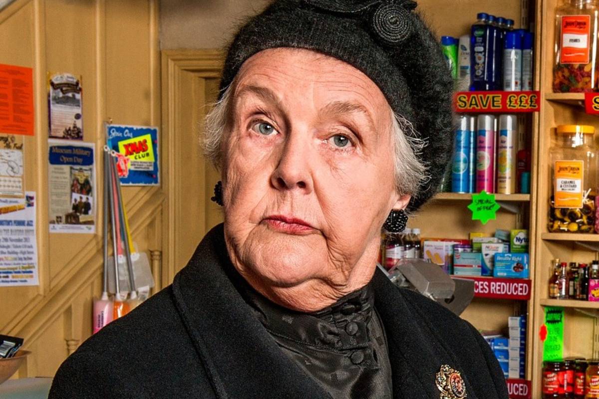 Stephanie Cole, atriz que viveu A Viúva Negra, morre aos 84 anos 