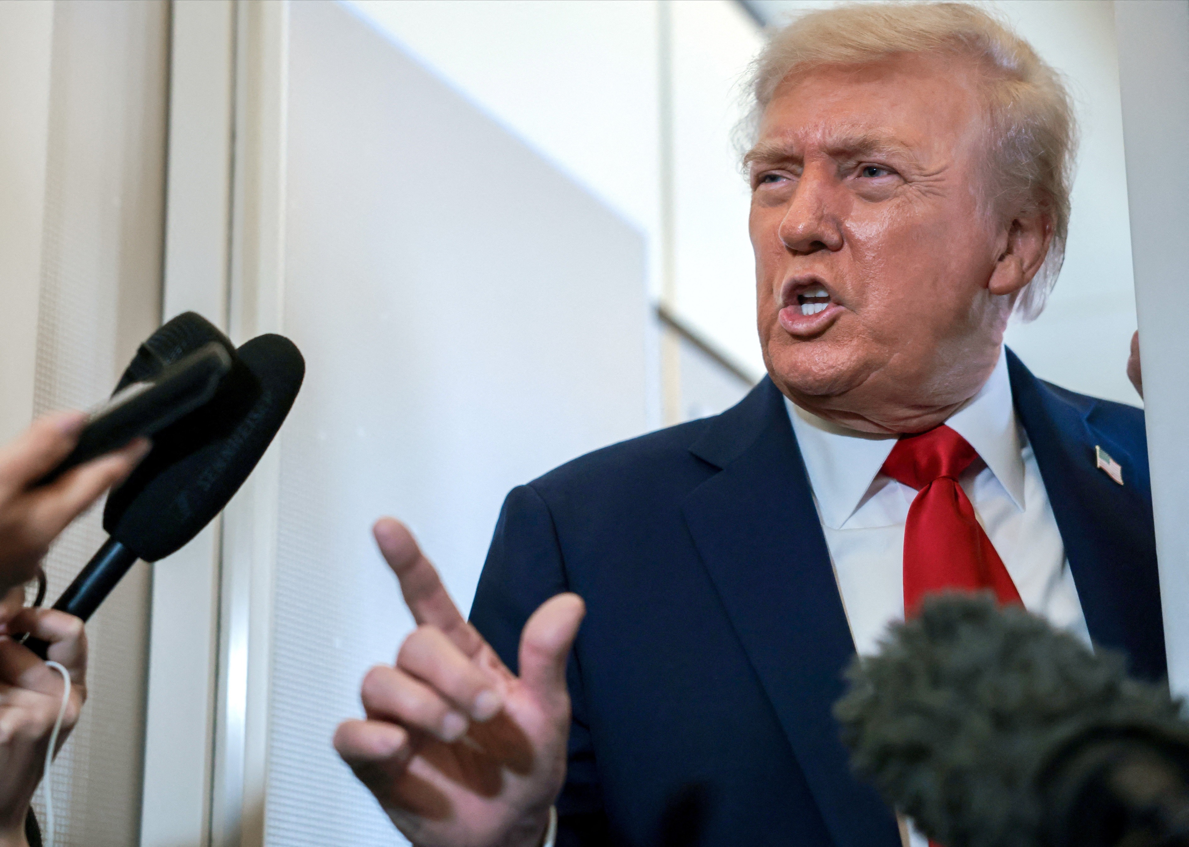 Trump anuncia que vai banir CNN, MS NOW e Politico da Casa Branca G1