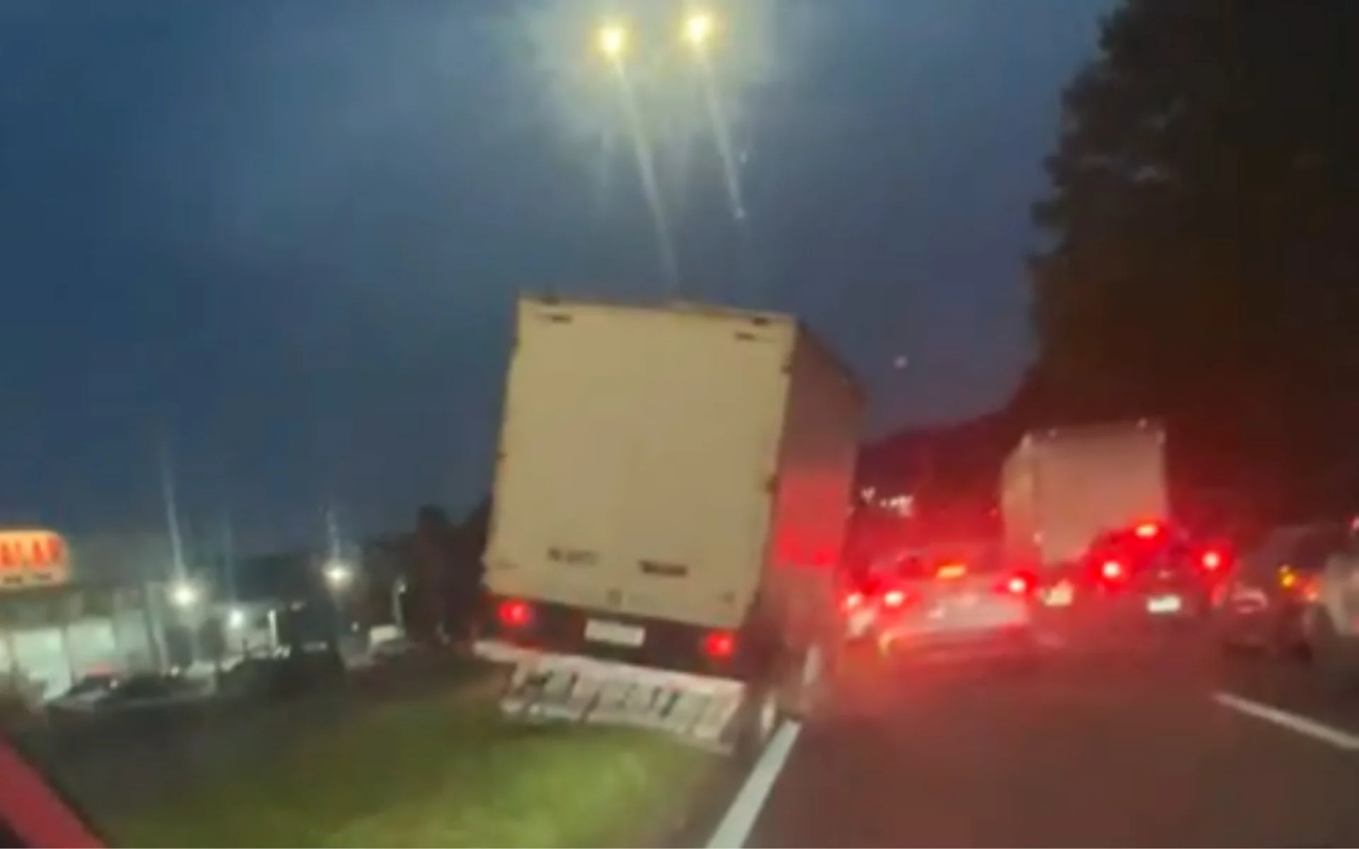 RS-239: Caminhão tenta retorno por cima de canteiro durante congestionamento em Novo Hamburgo veja vídeo abc+
